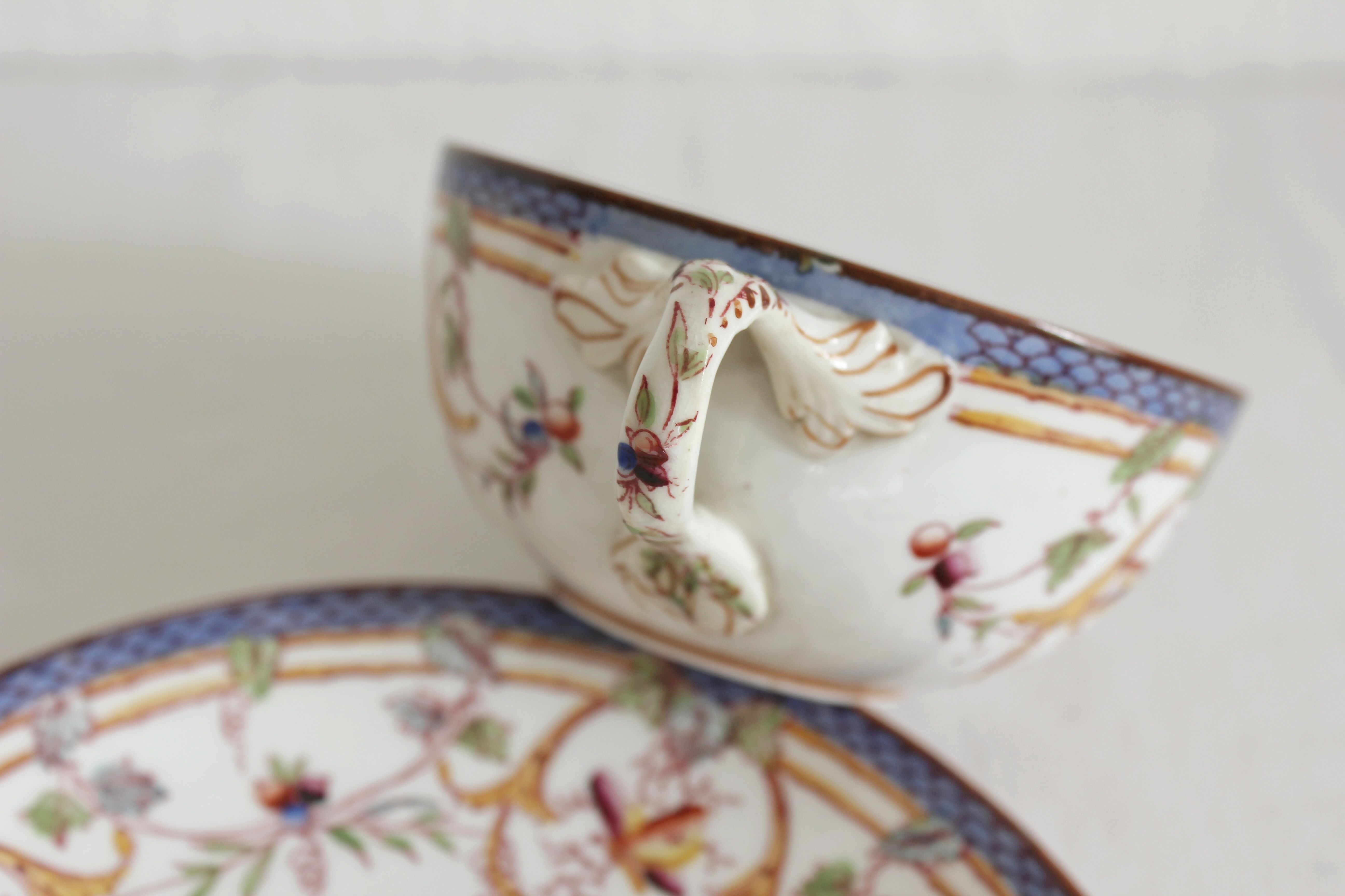 Tasse à café en terre de fer décor Minton mauve Sarreguemines fin XIXe
