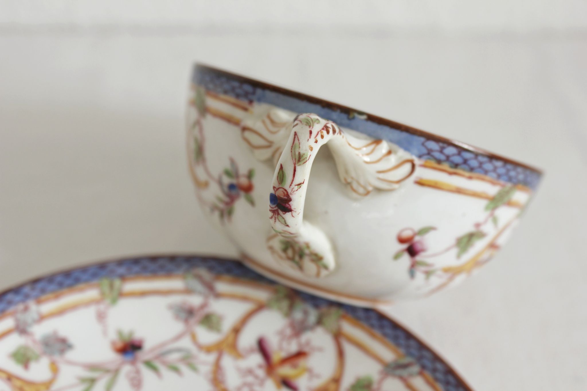 Tasse à café en terre de fer décor Minton mauve Sarreguemines fin XIXe