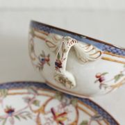 Tasse à café en terre de fer décor Minton mauve Sarreguemines fin XIXe