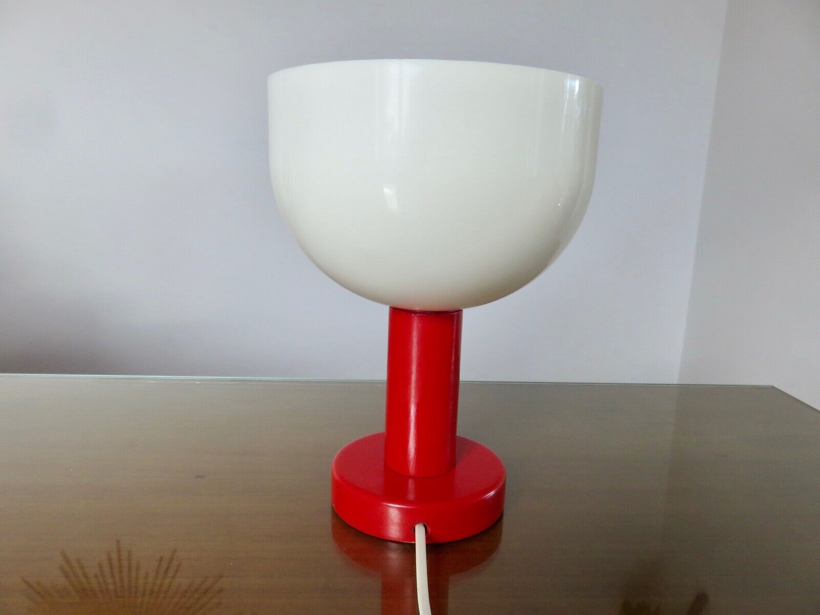 Red lacquered wood lamp and light diffuser in perspex 1980
