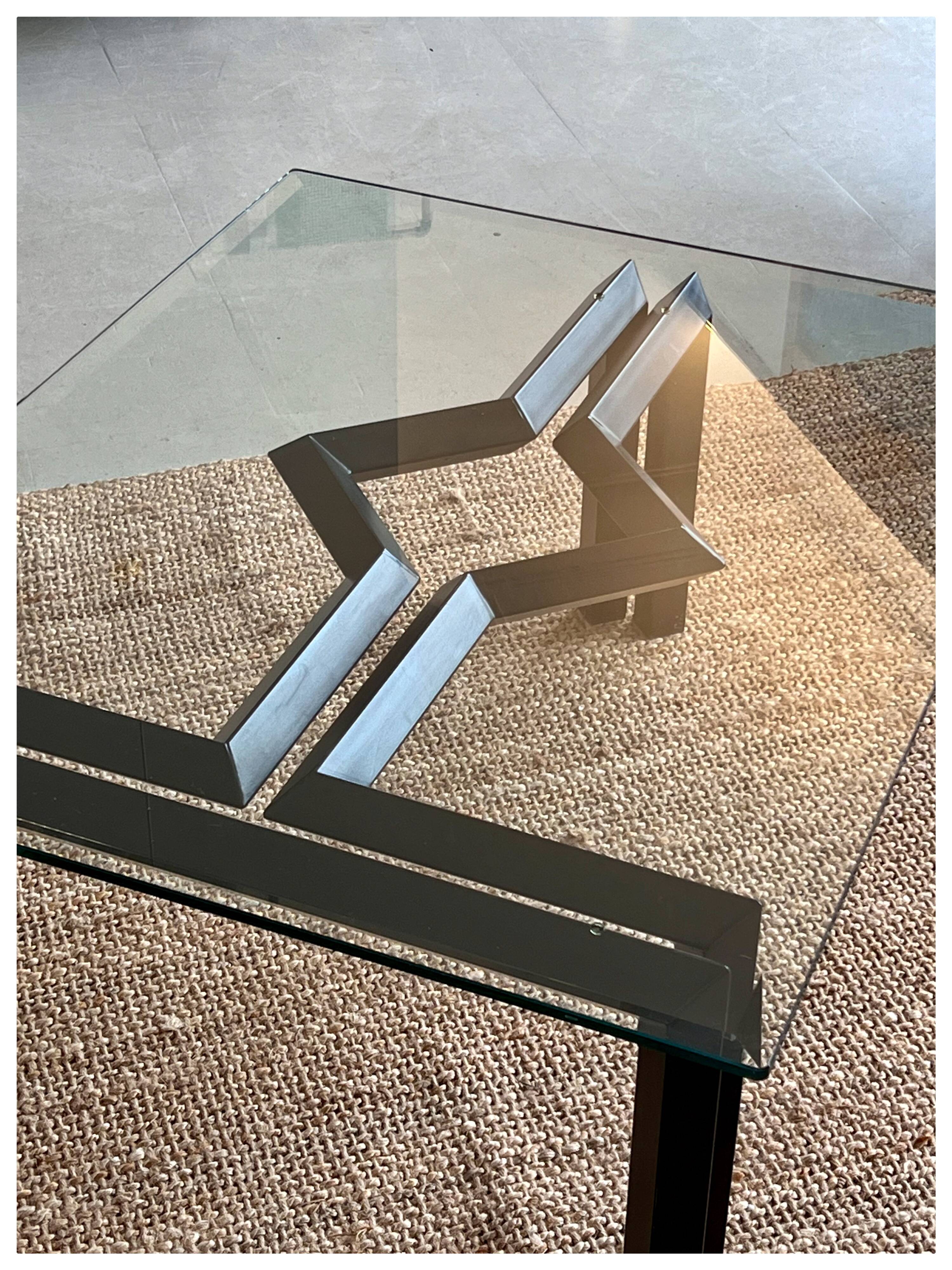 Table de salon postmoderne, structure en métal noir et en verre, années 80.