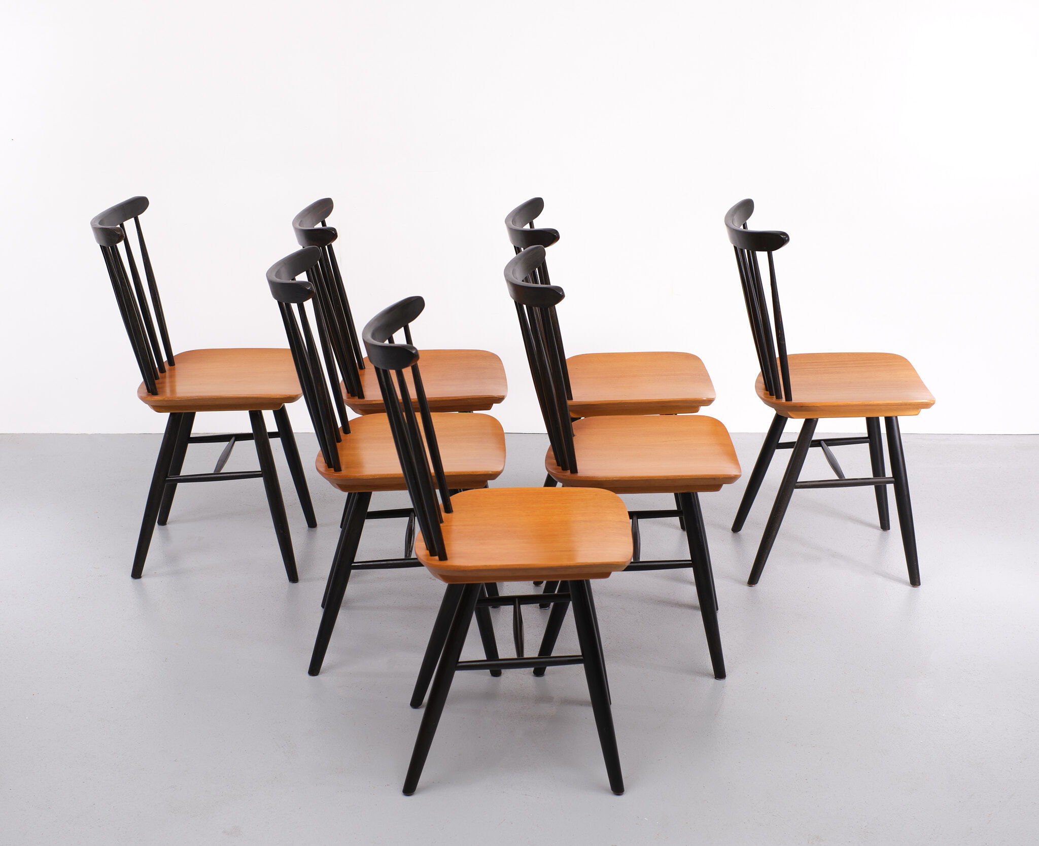 Set off 7 spindle back dining chairs, 1960s