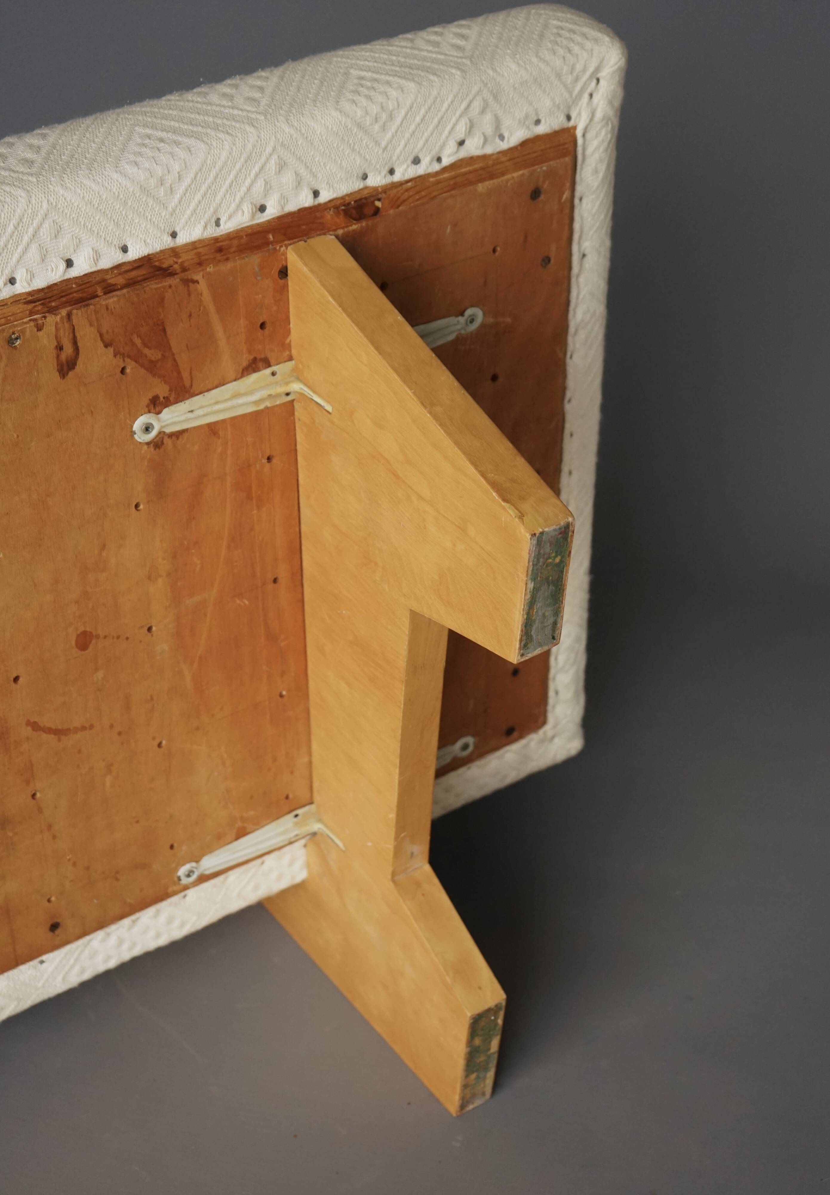 Canapé compact de style néerlandais avec base en bois. Années 1960.