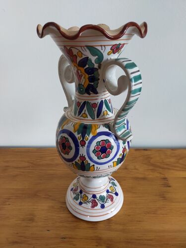 Vase en céramique peint à motifs
