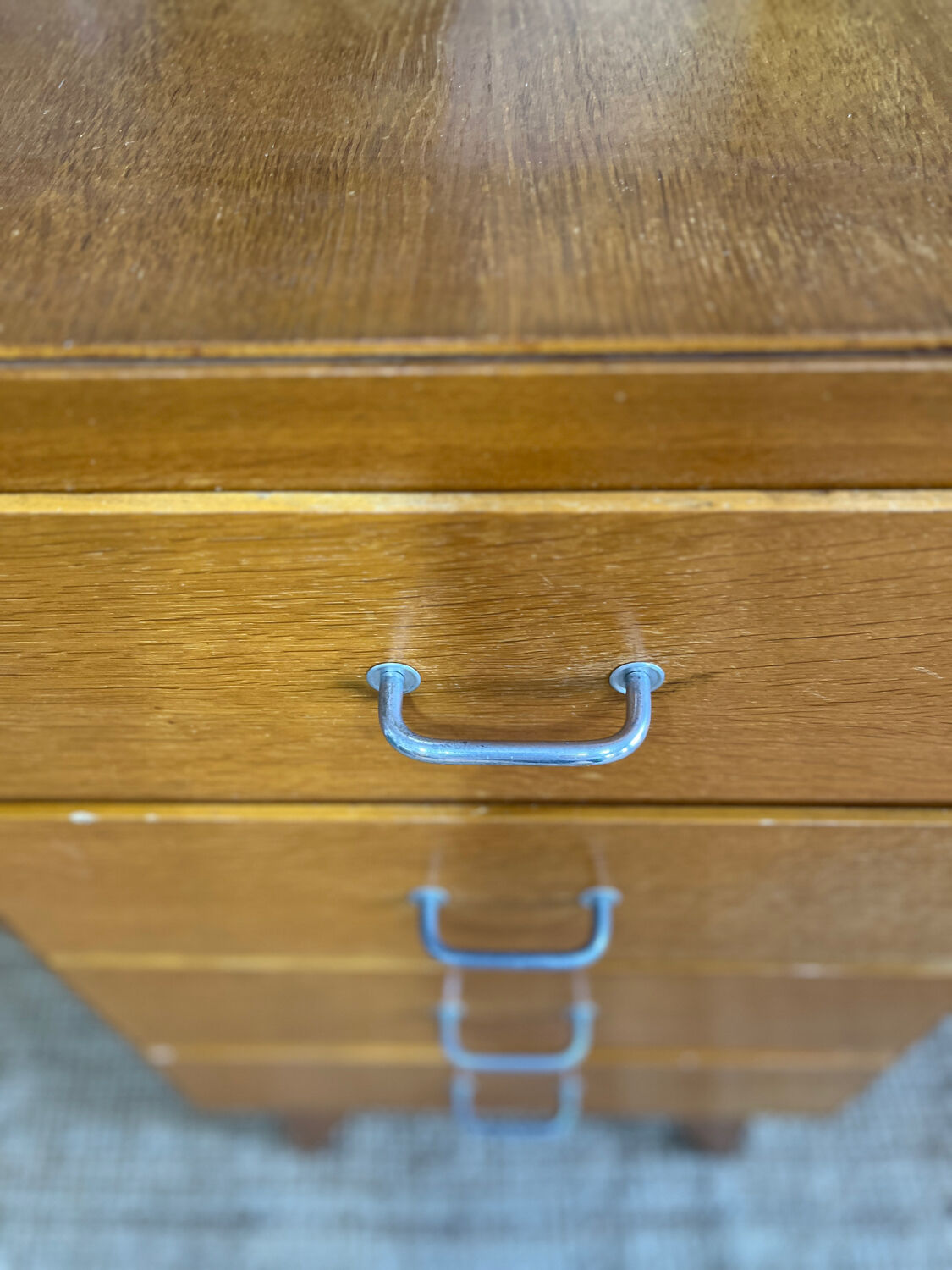 Commode pieds compas