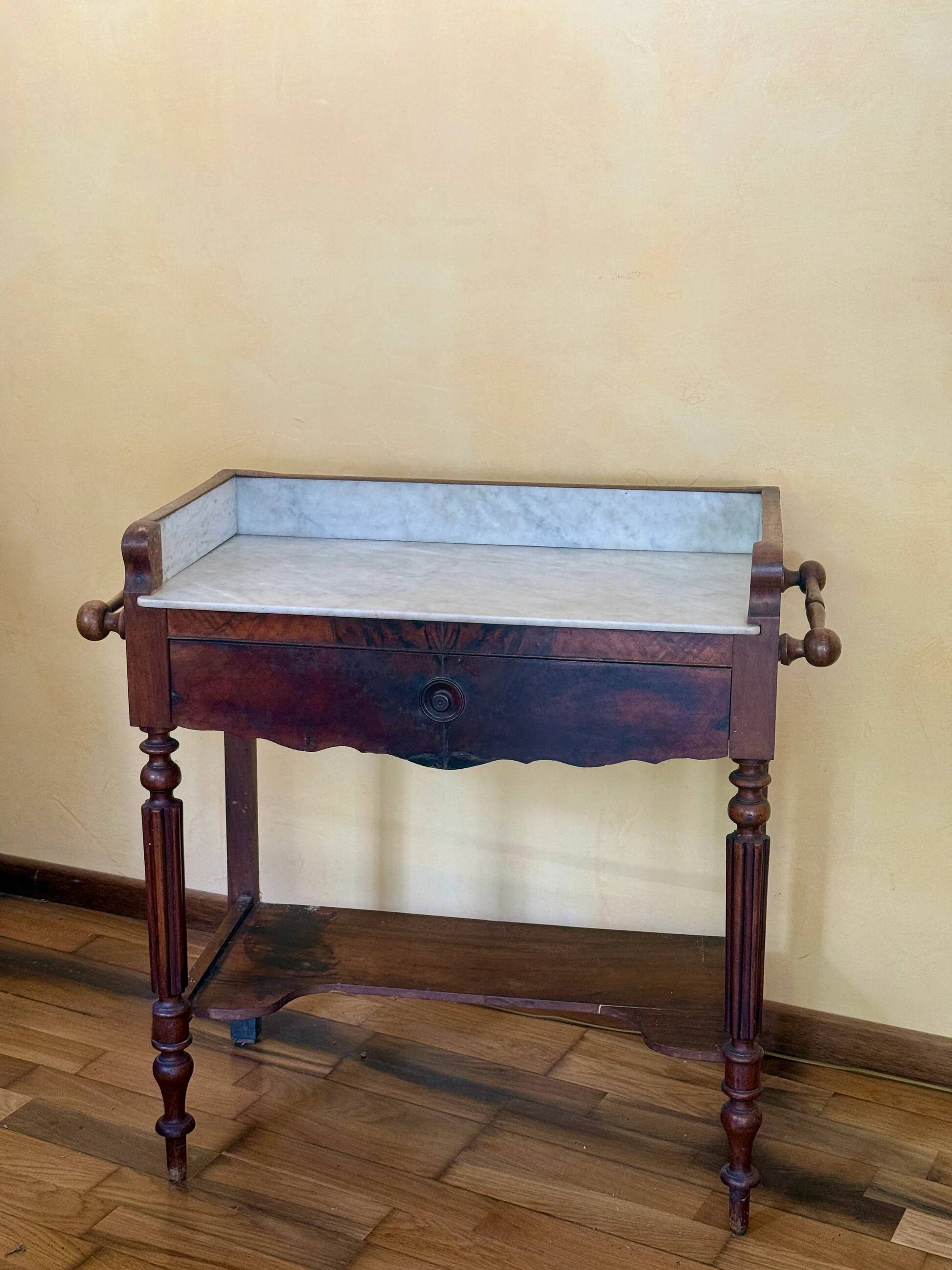 Bureau coiffeuse en bois et marbre