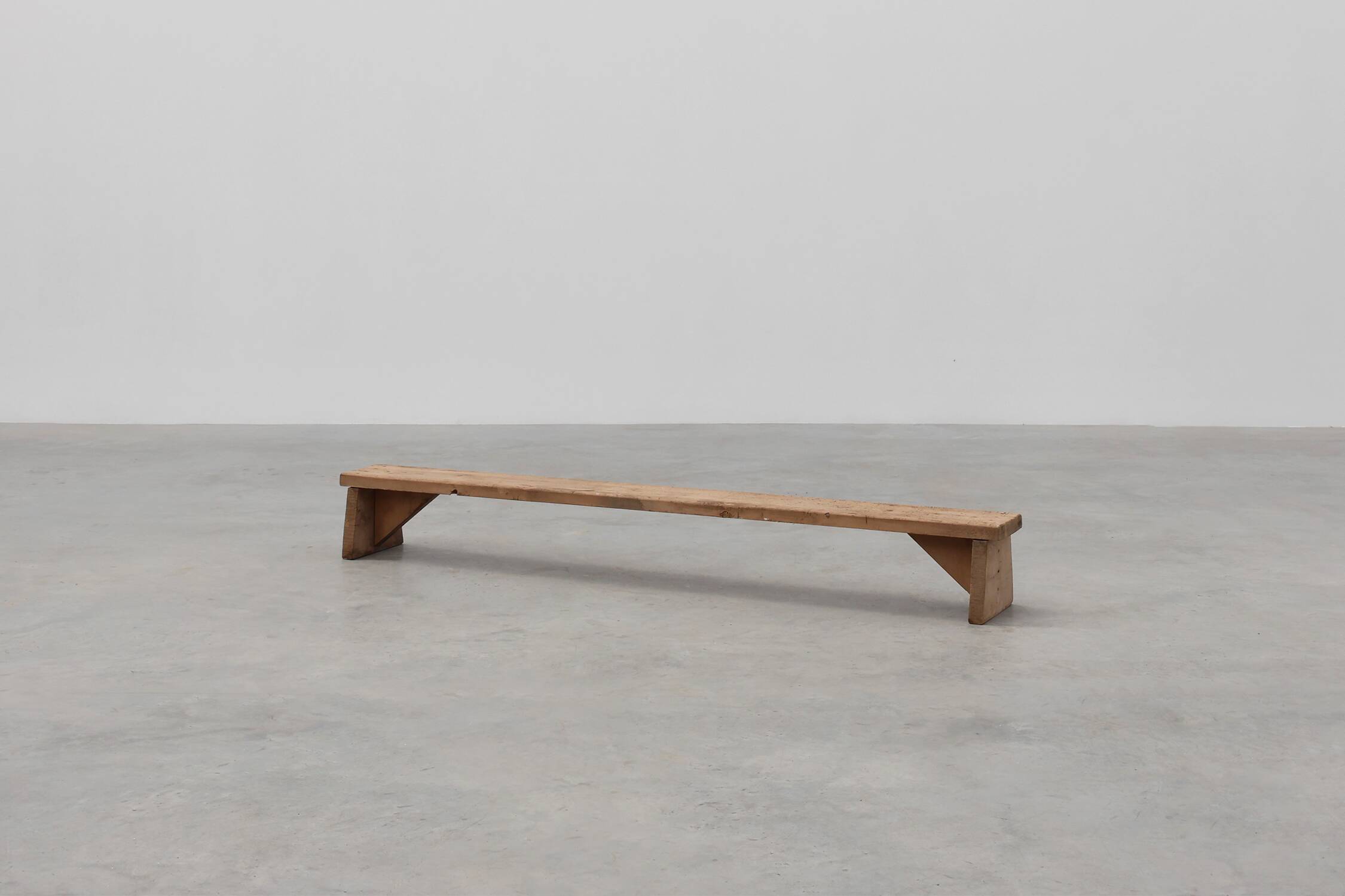 Banc bas rustique français en bois massif de style wabi wabi, vers 1880