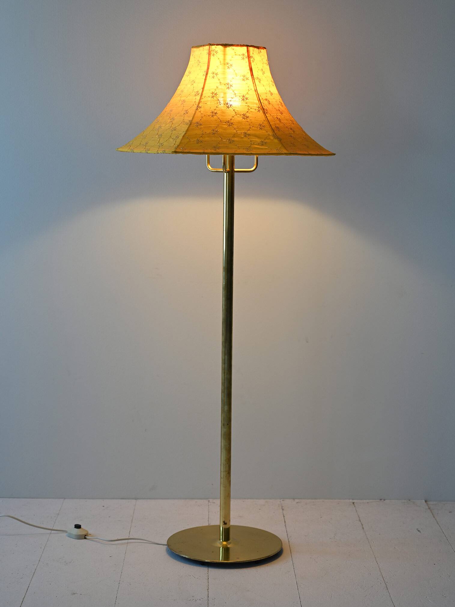 Lampadaire vintage en métal doré avec abat-jour jaune