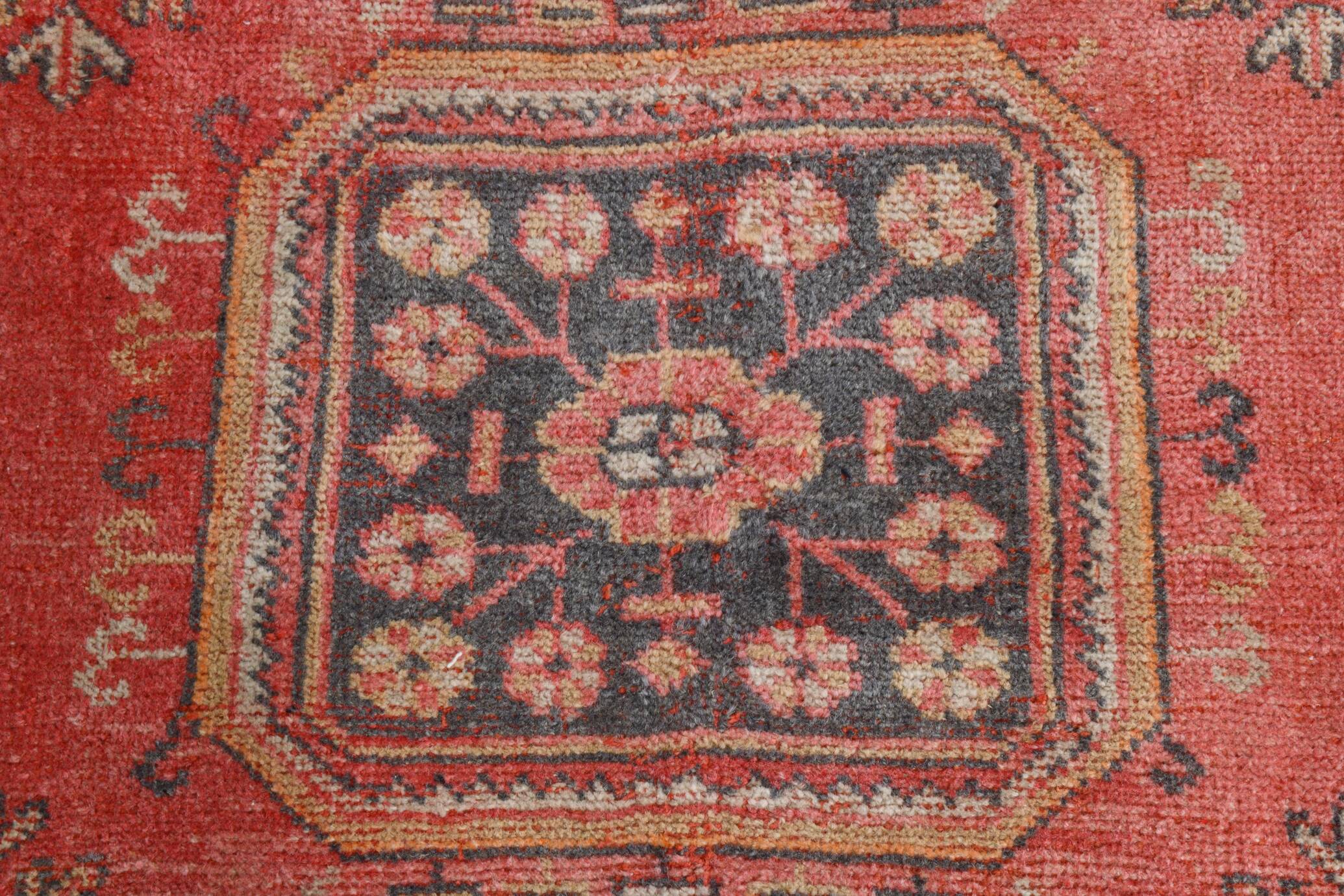 Tapis couloir vintage corail et beige aux motifs orientaux adoucis