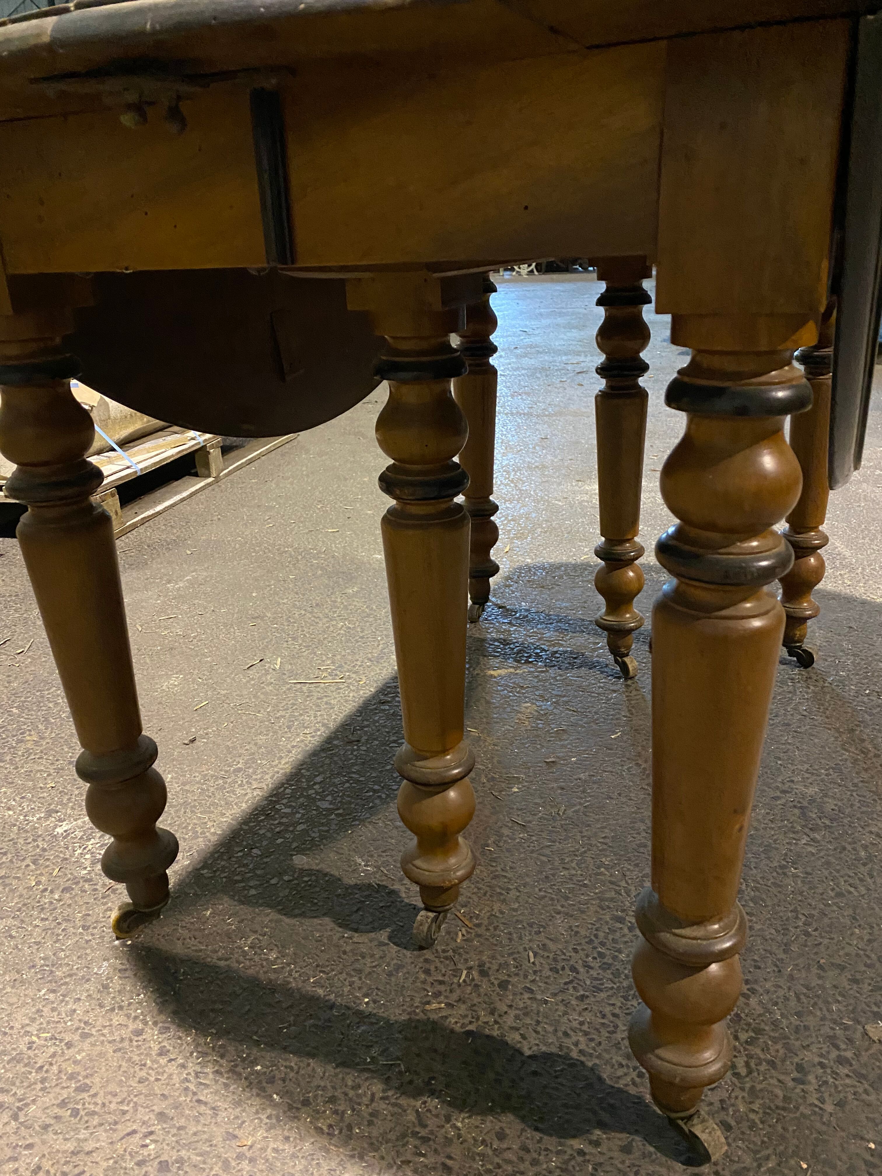 Table 6 feet Louis Philippe walnut