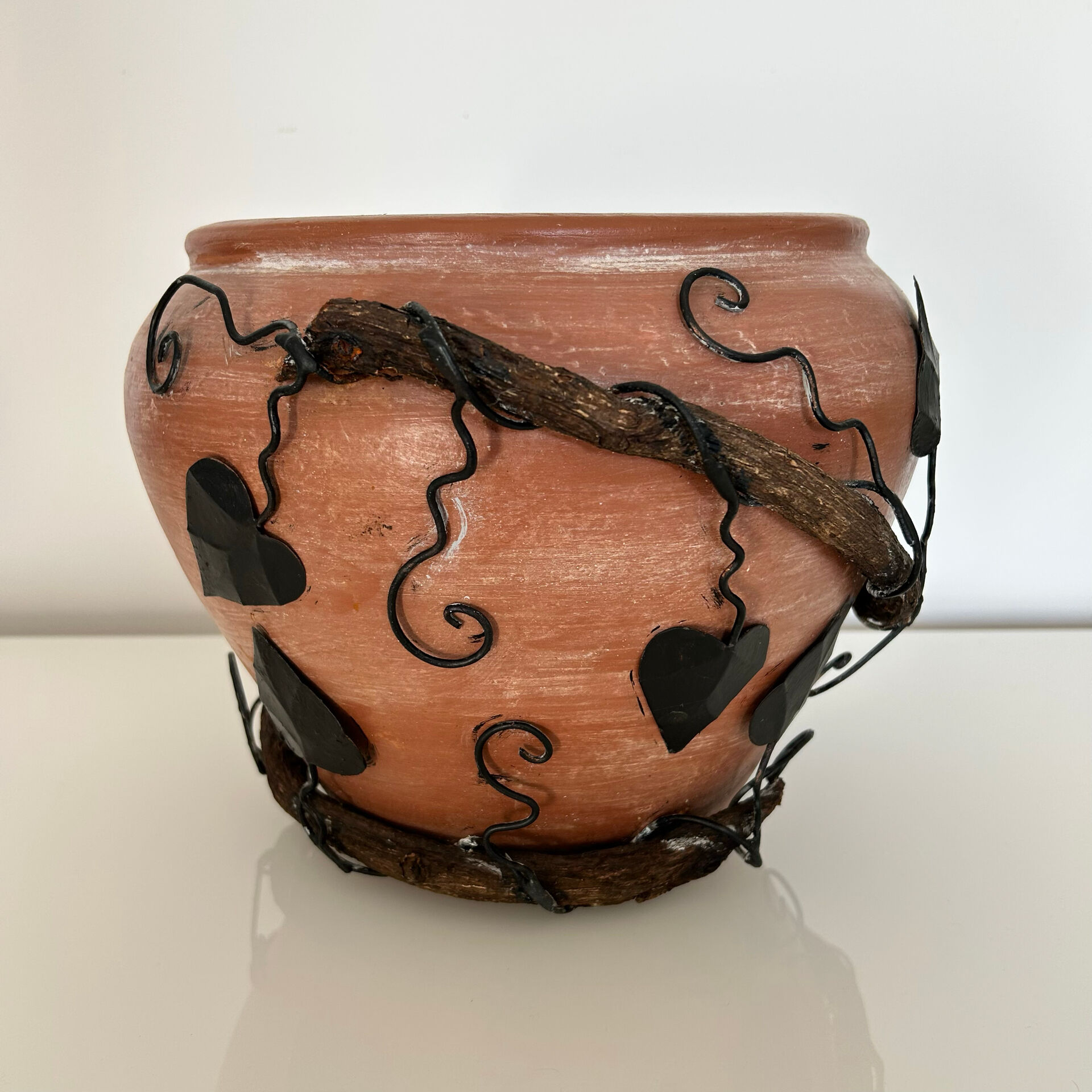 Cache-pot in wrought iron and wood