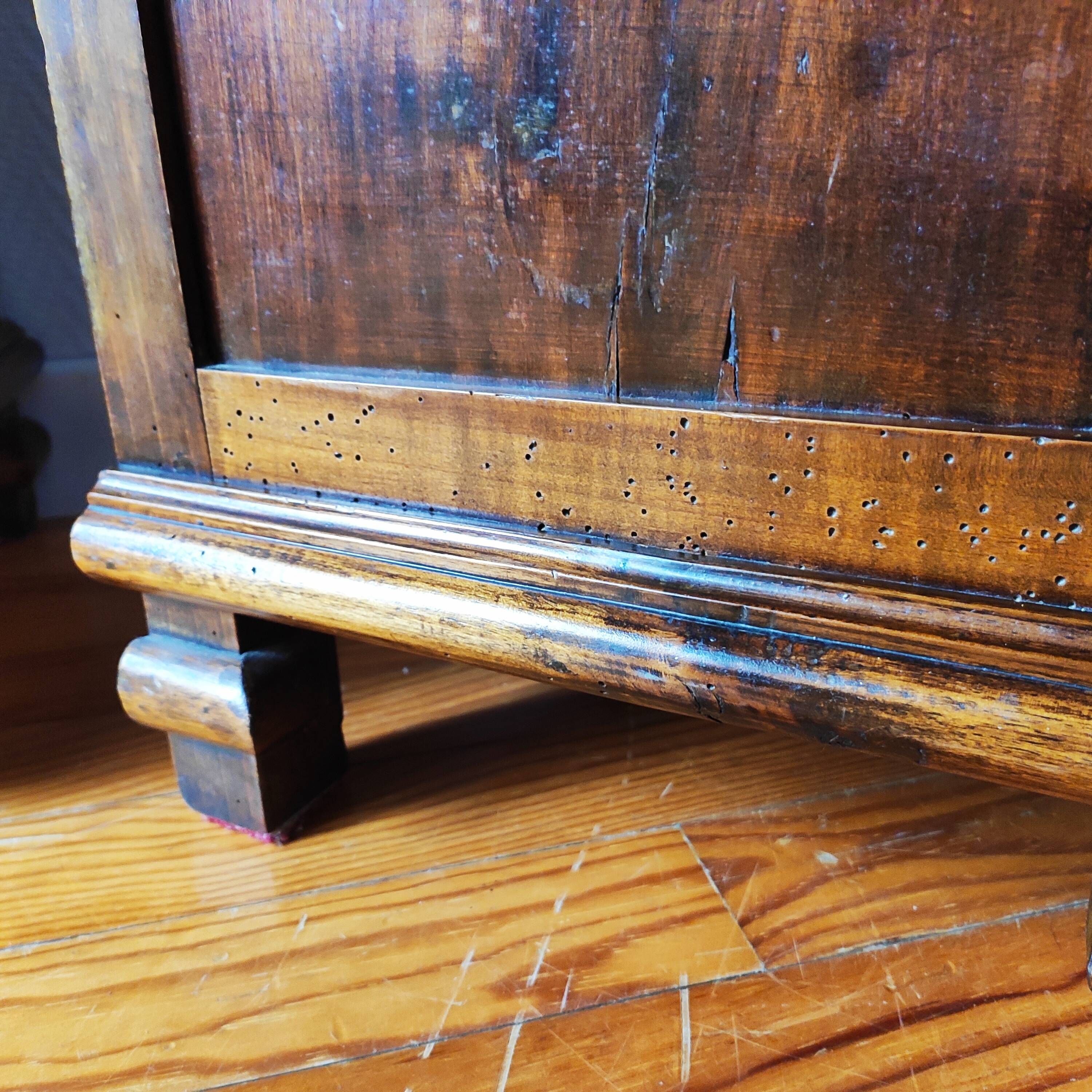 Pair of early 20th century Italian bedside tables in walnut