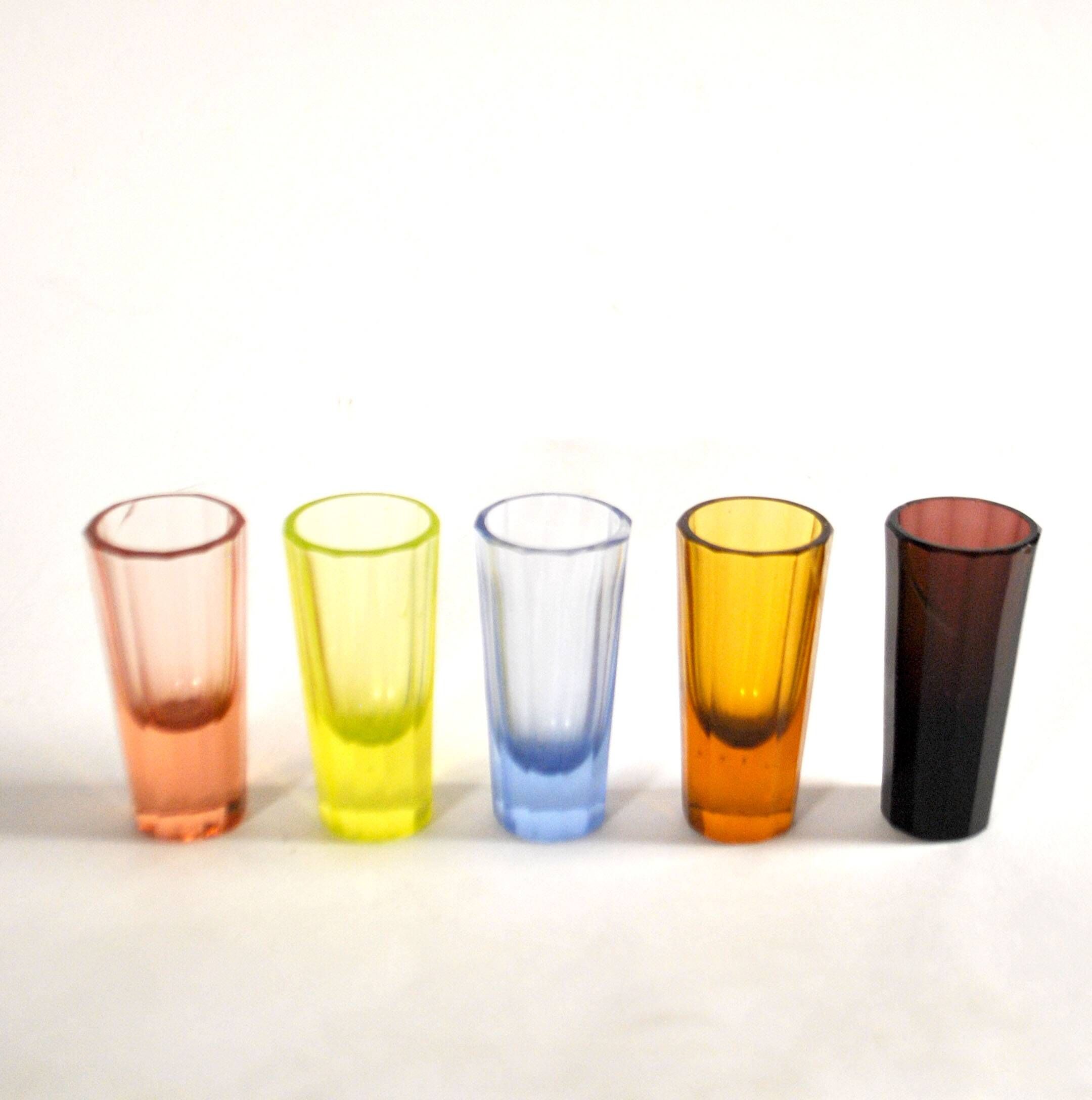 Set of 5 Art Deco 1920s shooter glasses in coloured and uranium glass - ouraline.