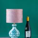 Lampe de table en céramique Royal Delft bleu-vert avec abat-jour jacquard paon rose