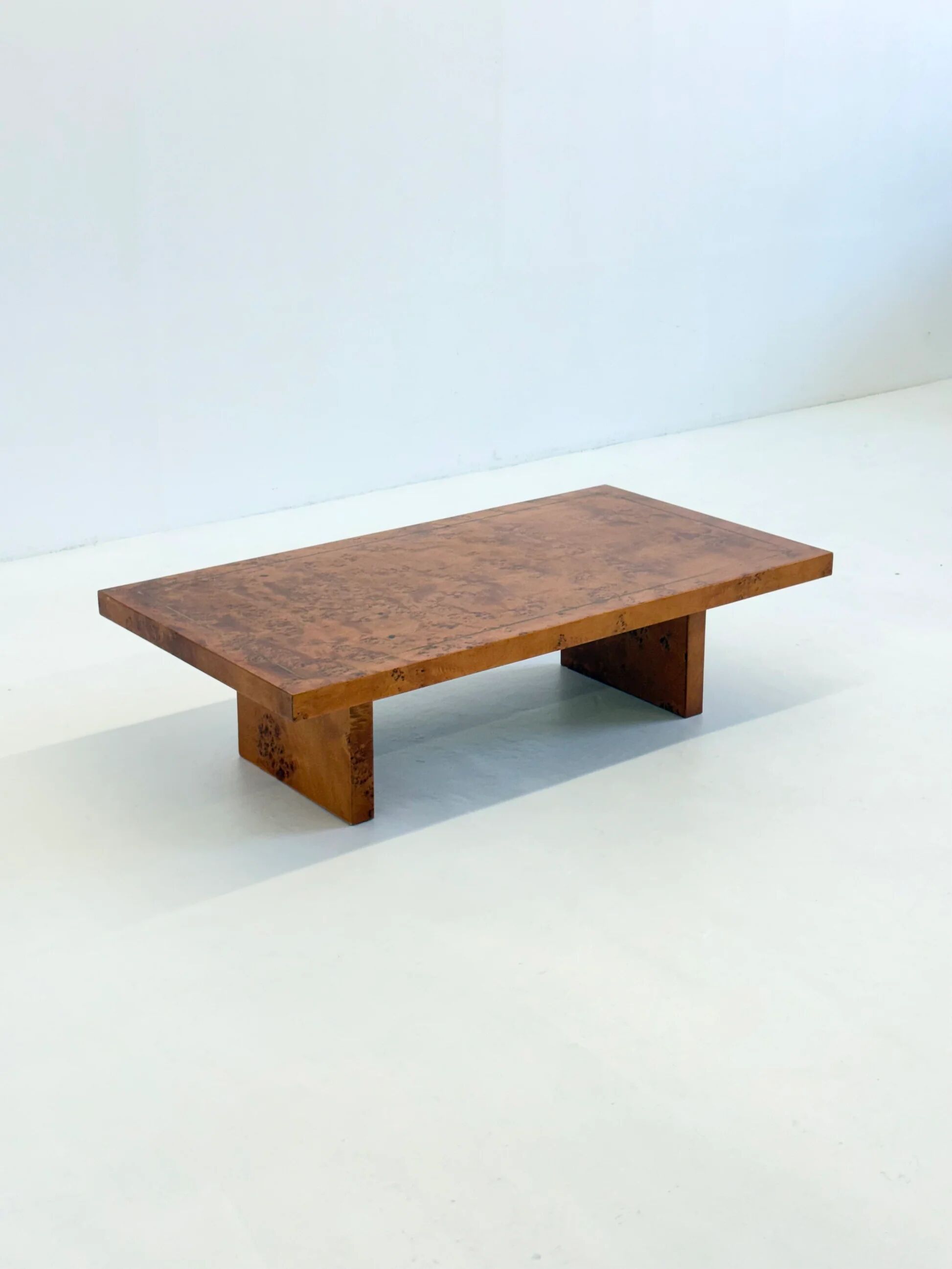 Table basse vintage par Smania en bois de noyer.