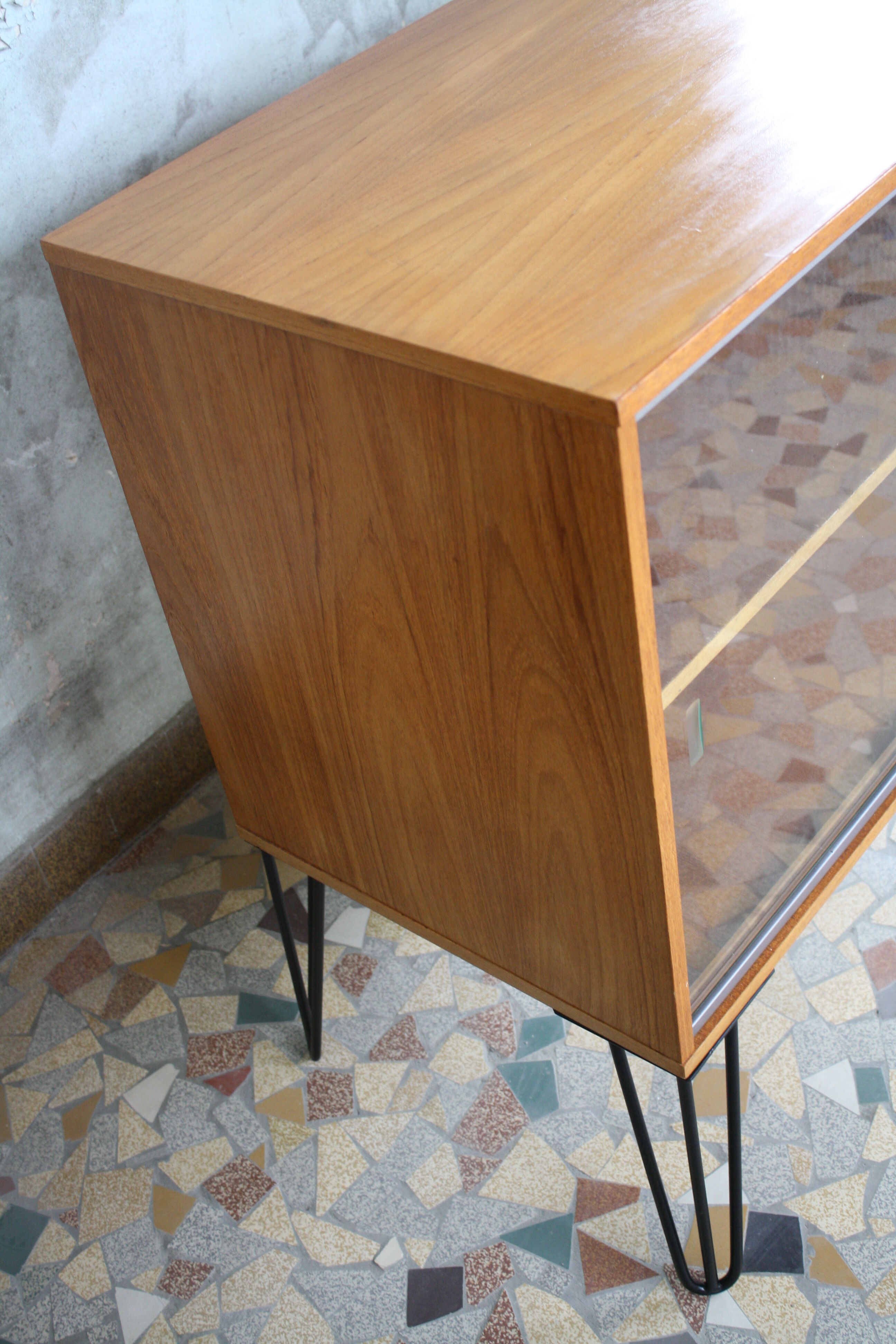 Showcase storage teak vintage 1960 with hairpin legs