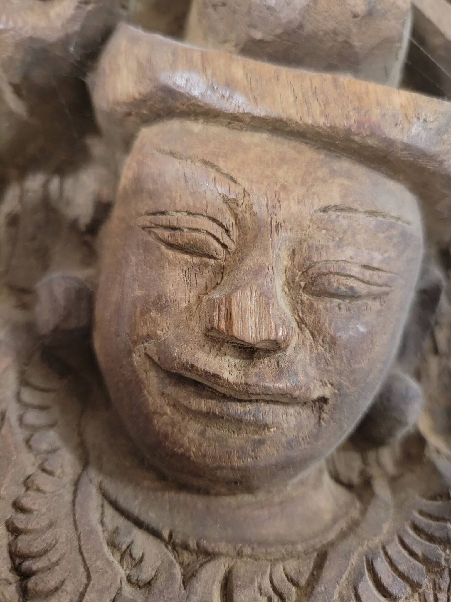Plafond en bois sculpté