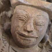 Plafond en bois sculpté