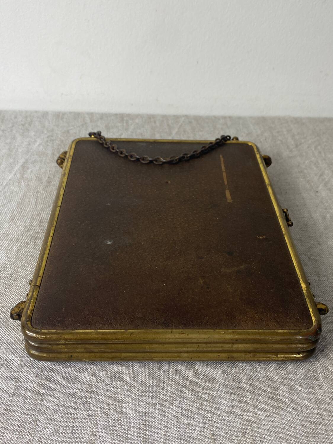 Miroir de barbier, triptyque cuir et laiton