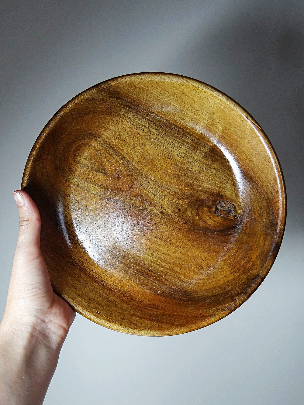 Teak or acacia wooden bowl, vintage craftsmanship from the 70s to 2000s.