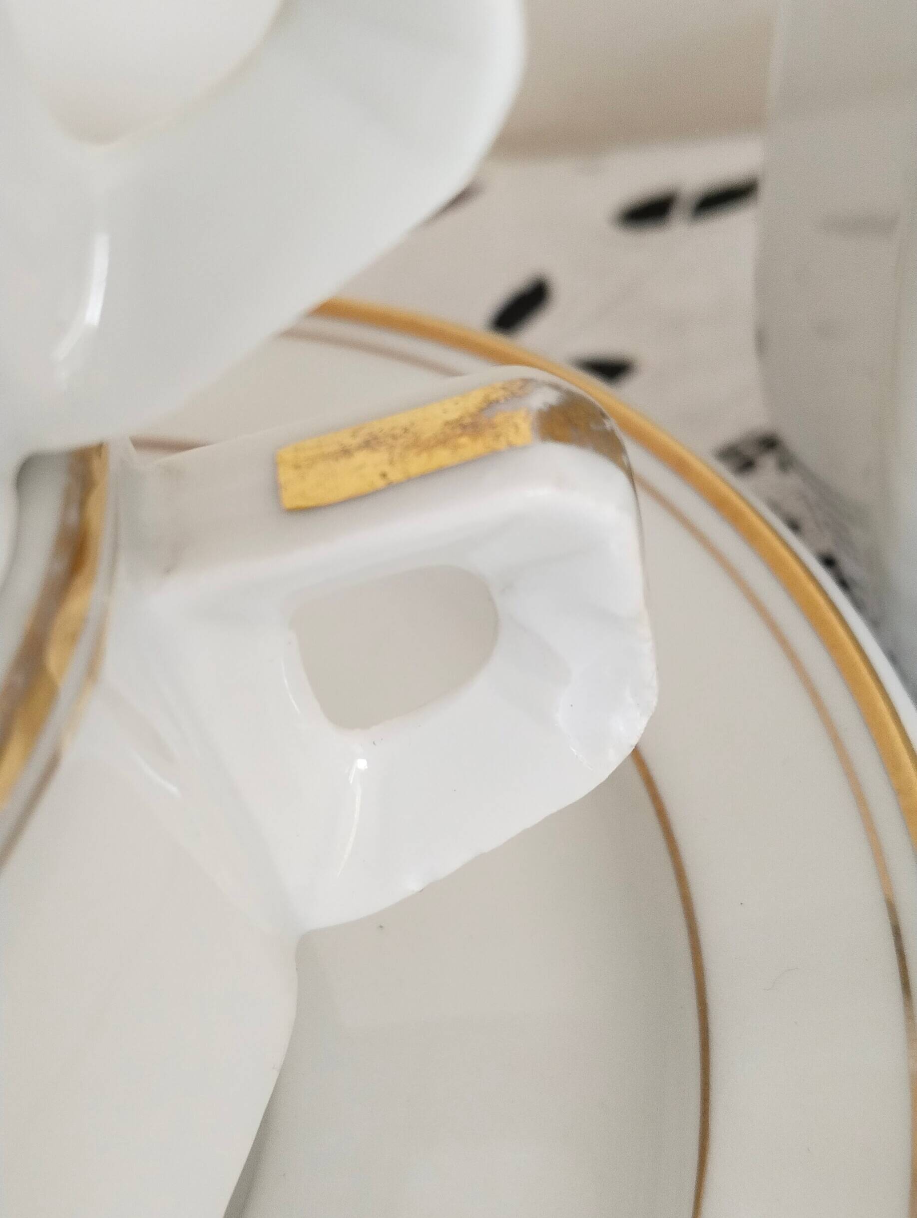 Set of 3 white and gold bistro coffee cups and coffee pot, in porcelain