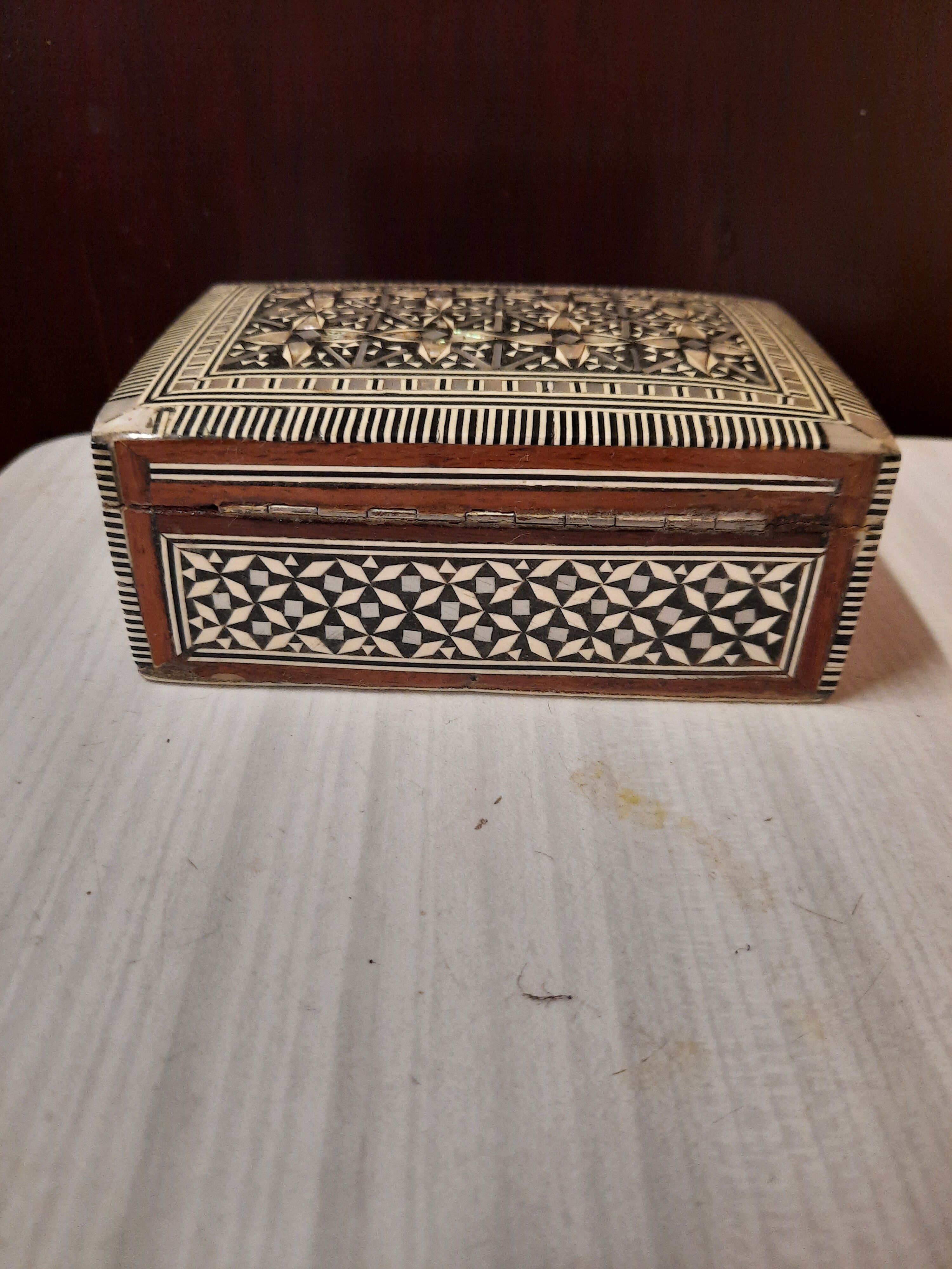 Oriental box in mother-of-pearl marquetry