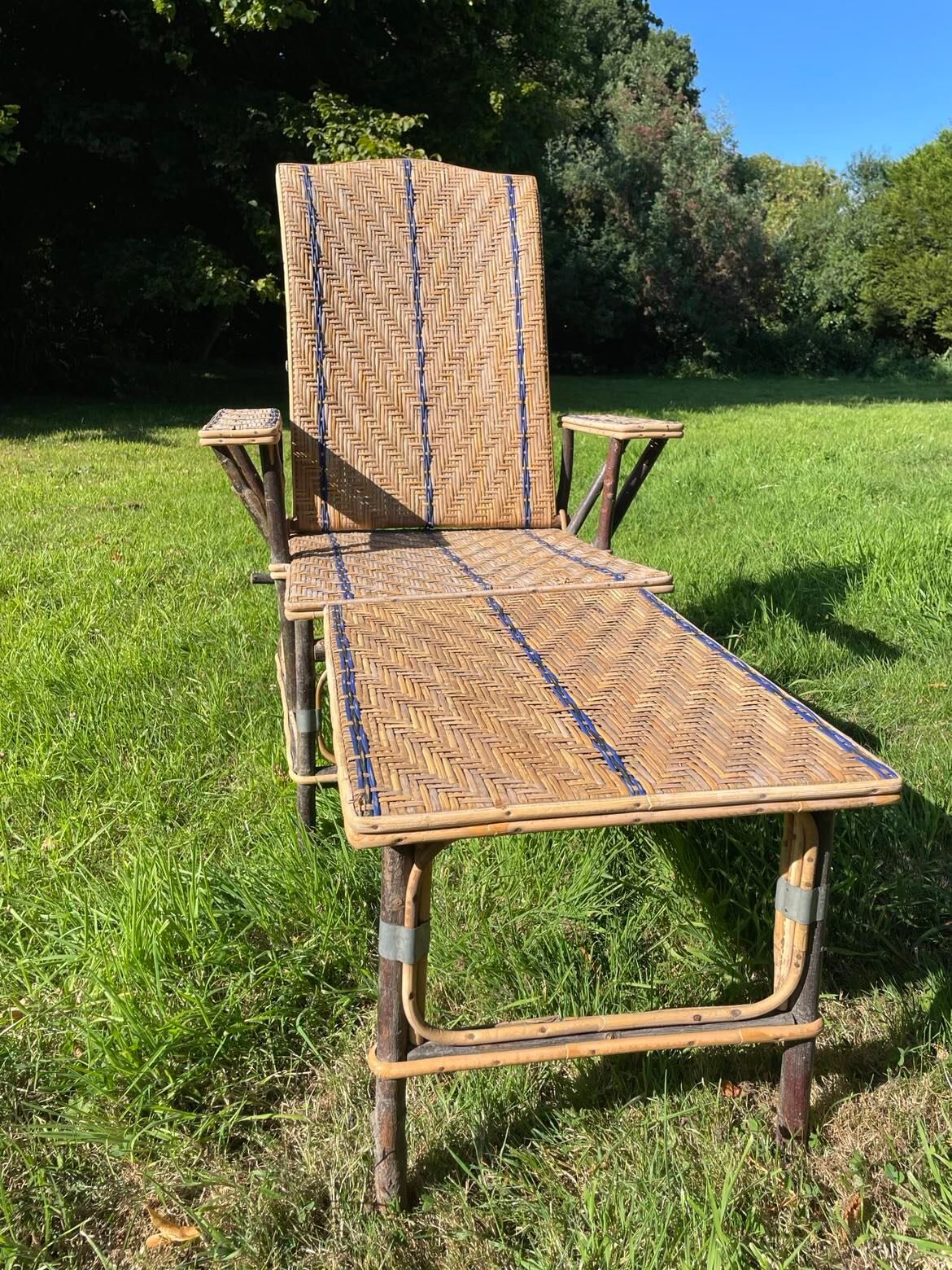 Braided wicker chaise longue, rattan and chestnut