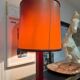 Lampe de table le tanneur en cuir bordeaux – design français – 65 cm