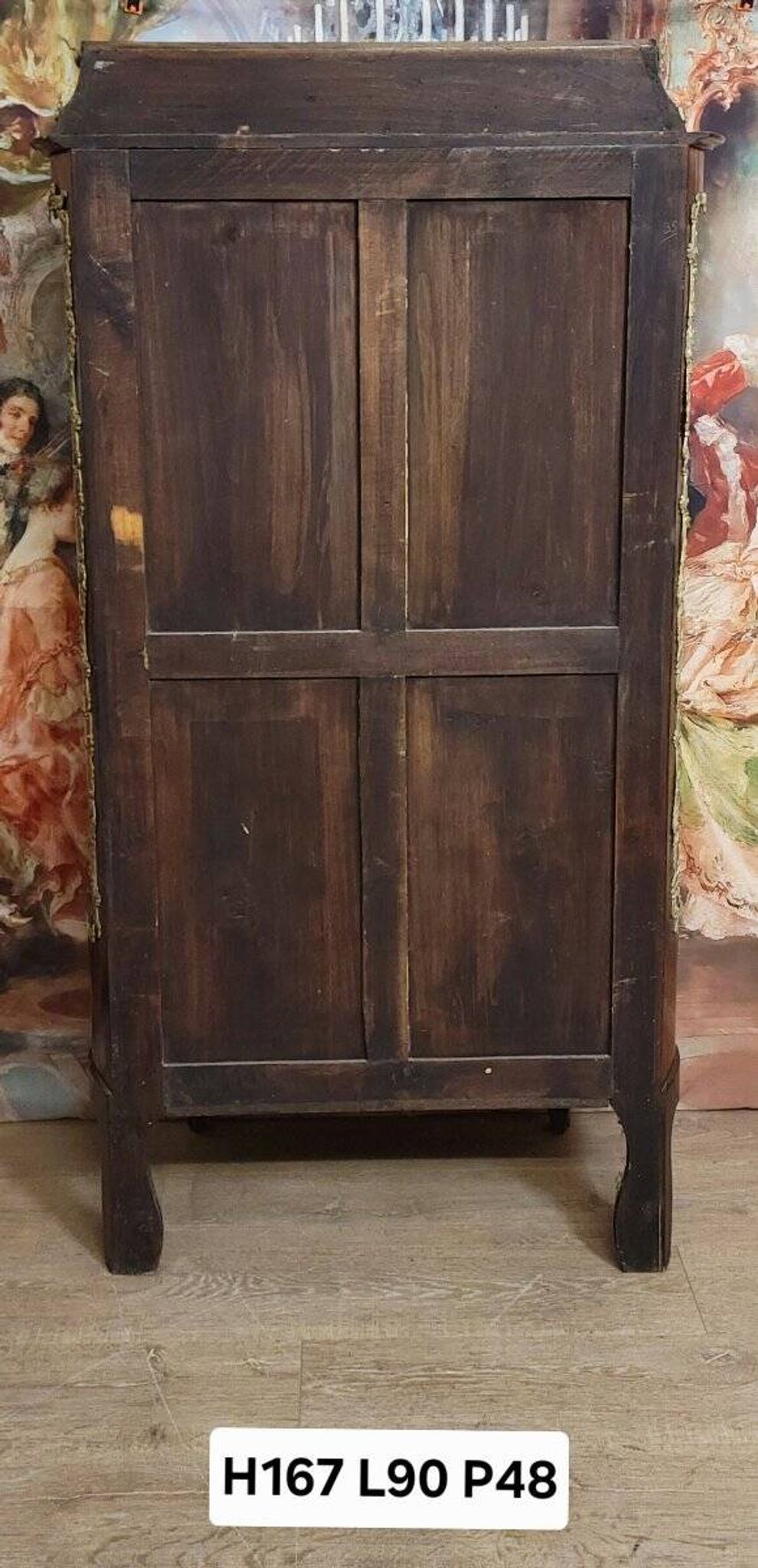Curved display cabinet in Louis XV style with precious wood marquetry and gilded bronze.