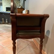 Banquette ancienne en bois sculpté avec assise capitonnée verte et tir