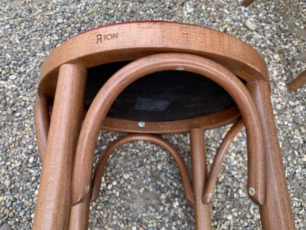 Lot de 7 tabourets de bar en bois courbé assise skaï rouge