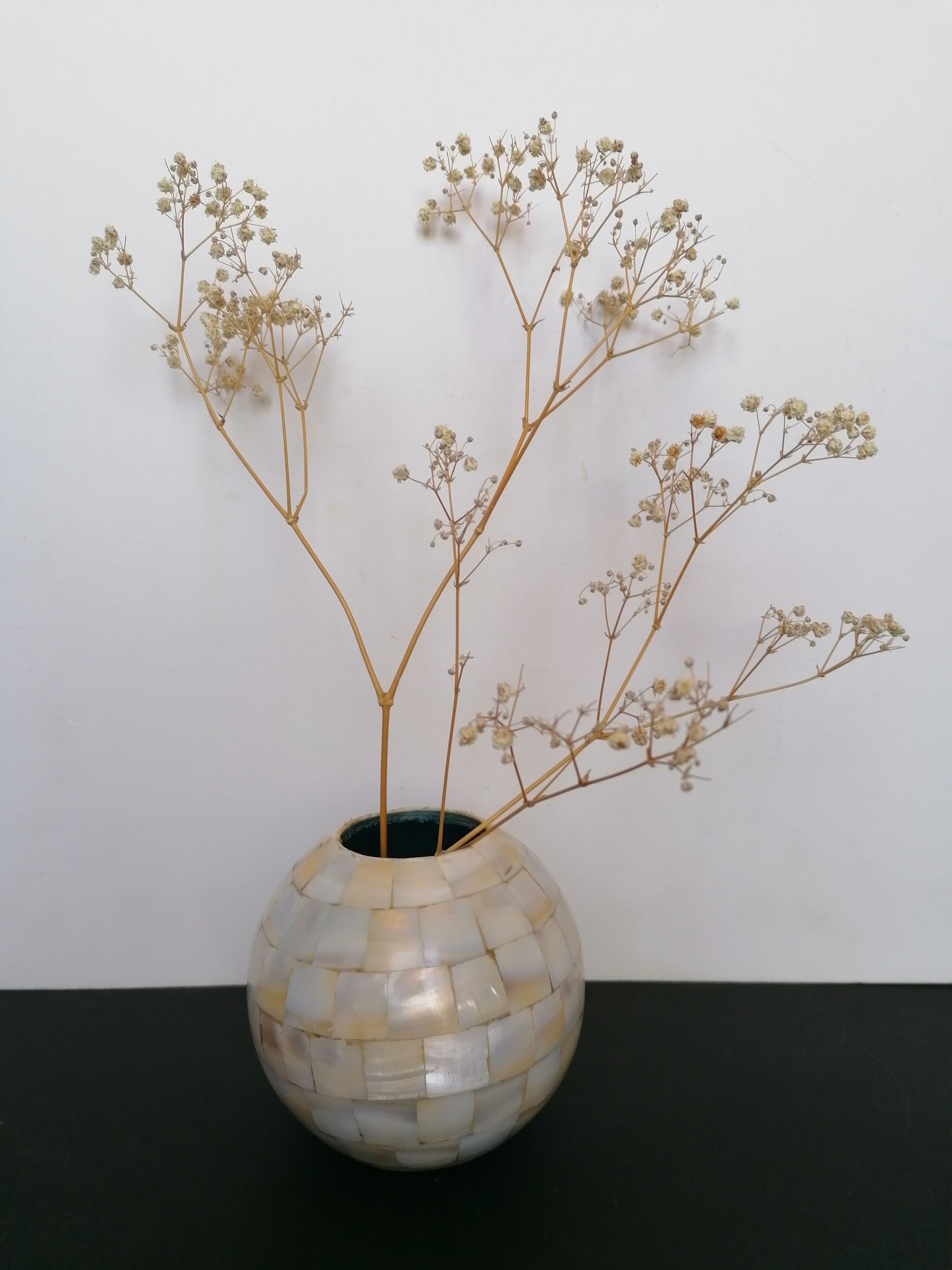 Ball vase in real mother-of-pearl