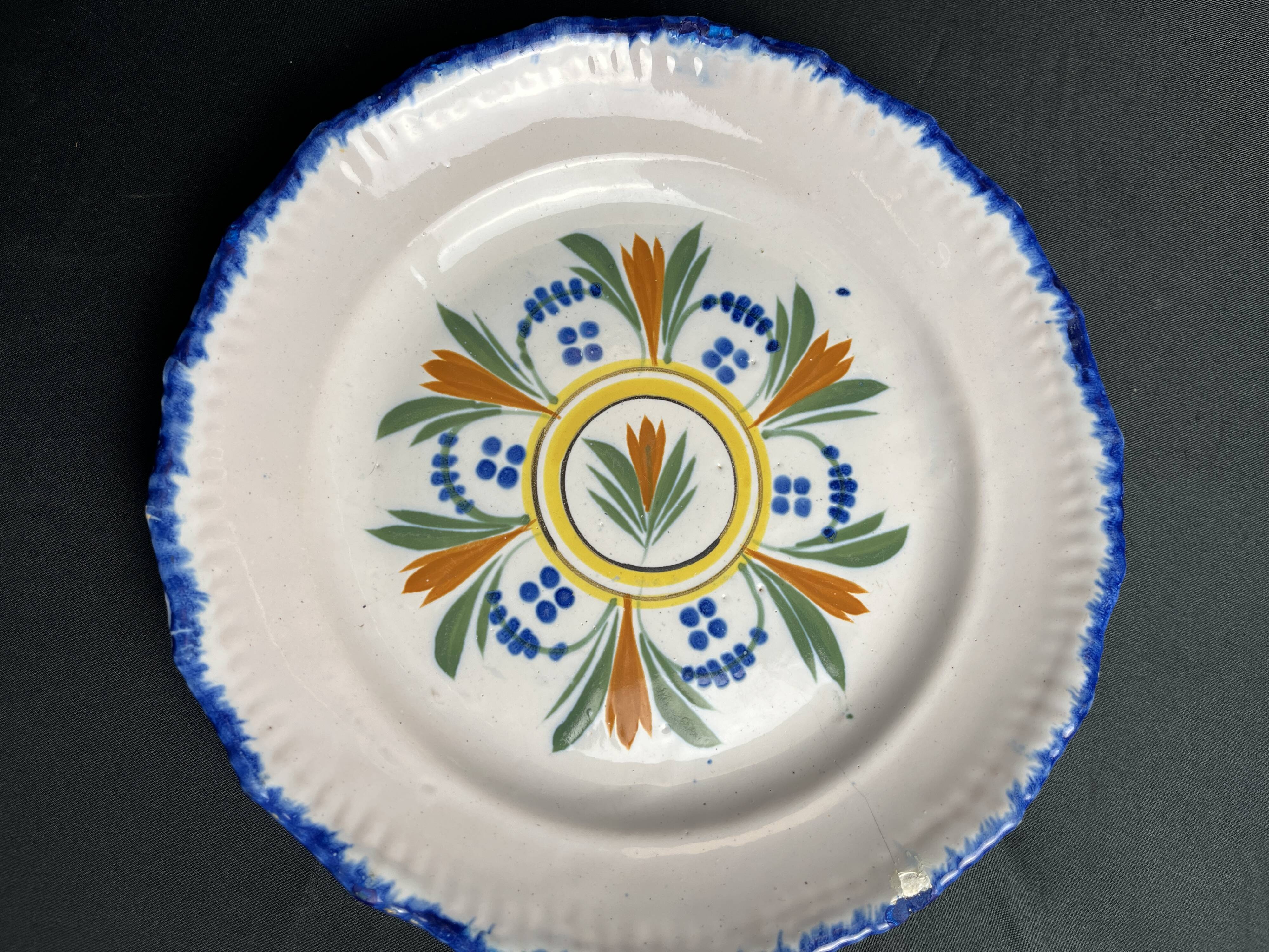 Assiette ancienne faïence de Waly décor végétal XIXème