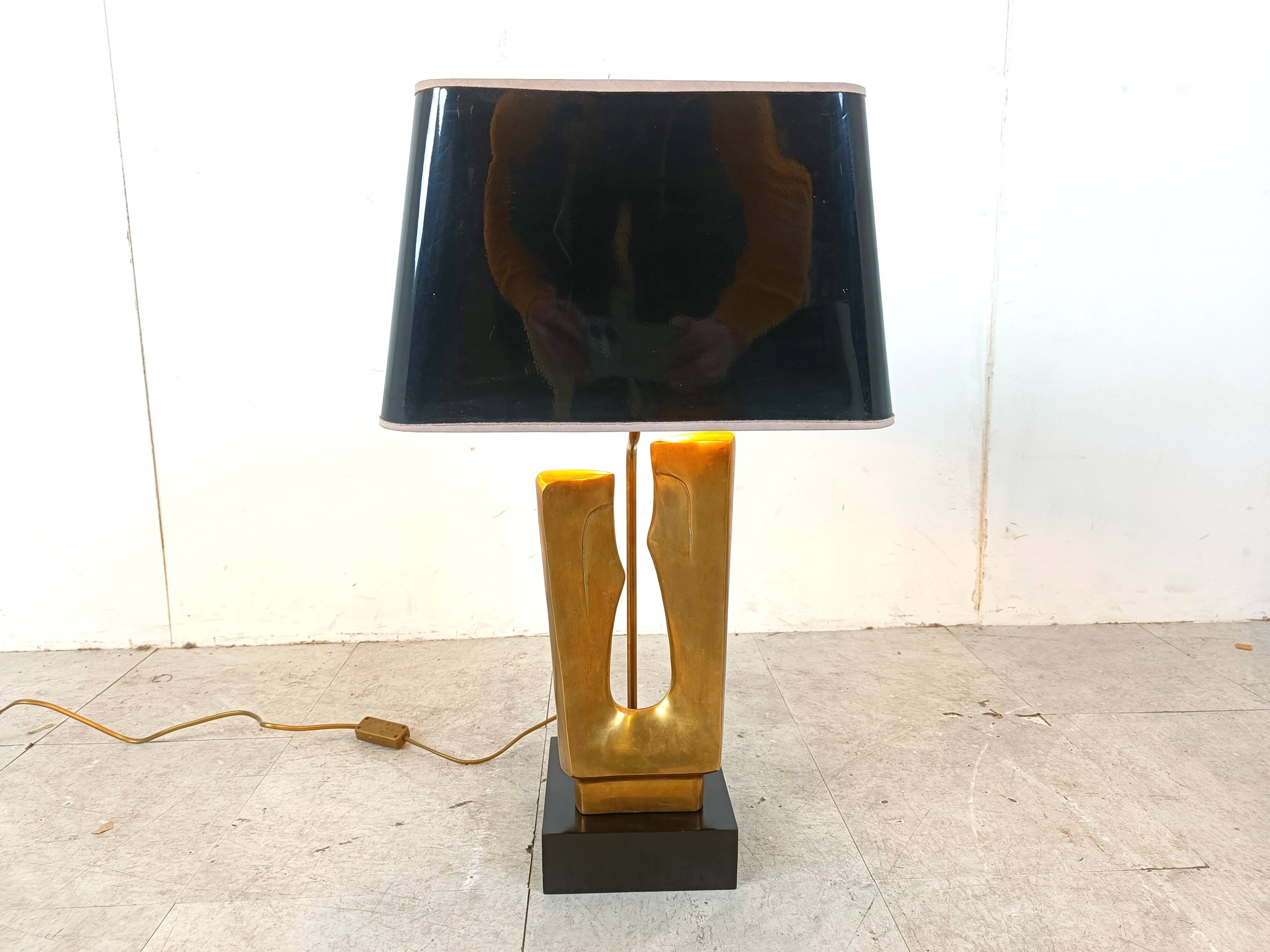 Lampe de table en laiton en forme de feuille des années 1970.