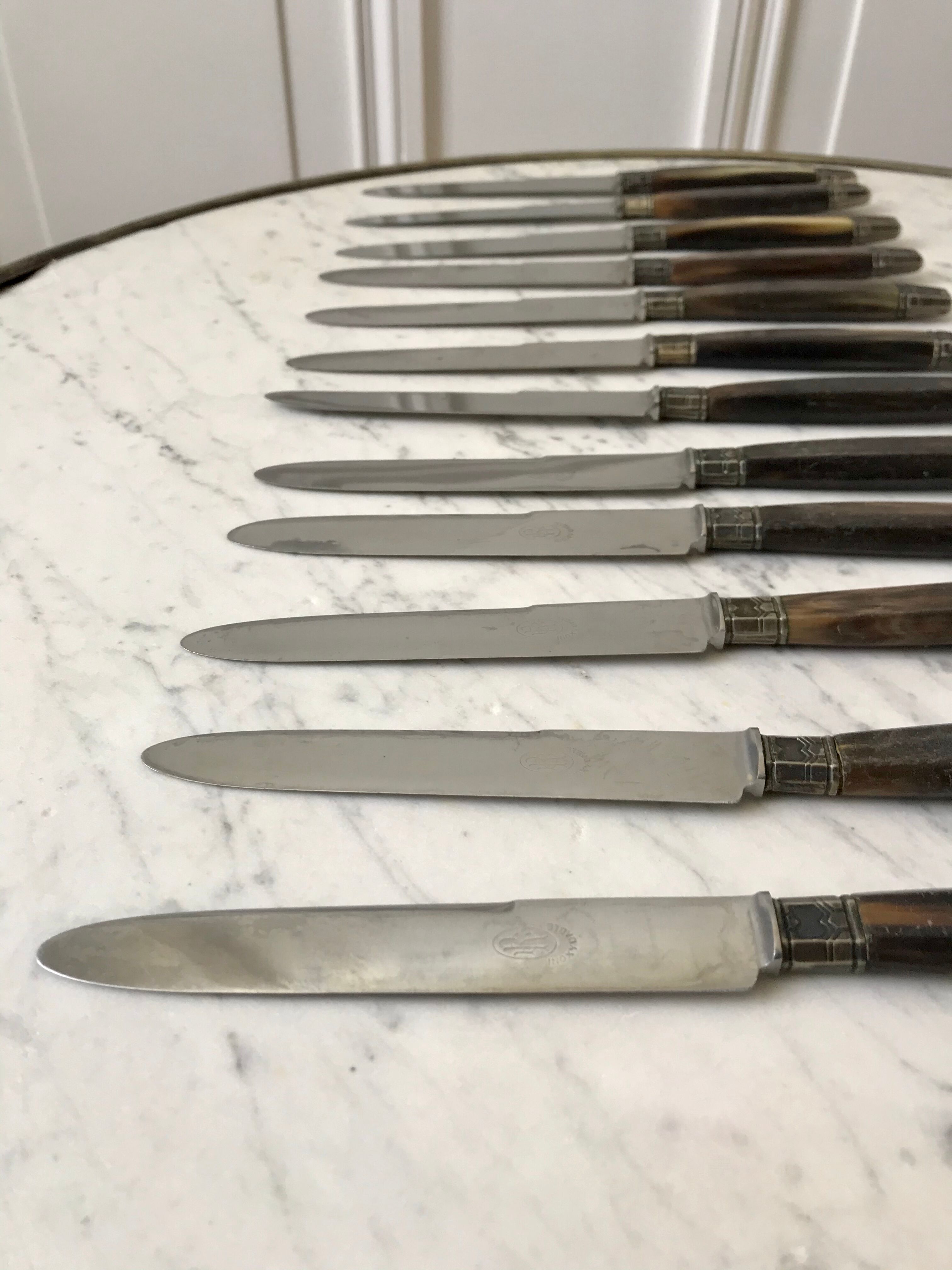Lot de 12 couteaux en bakélite foncée années 60-70
