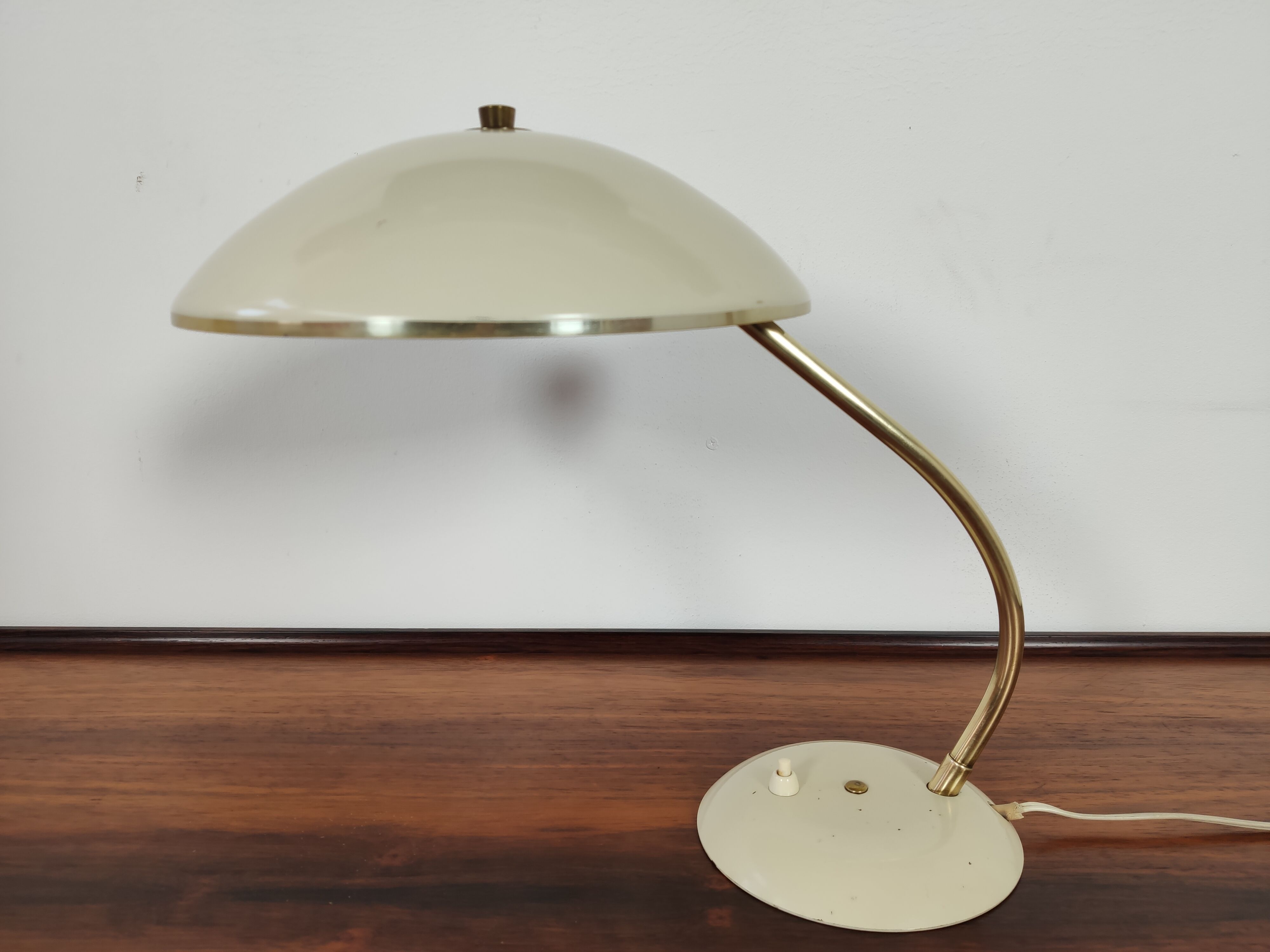 Brass and metal-laying lamp
