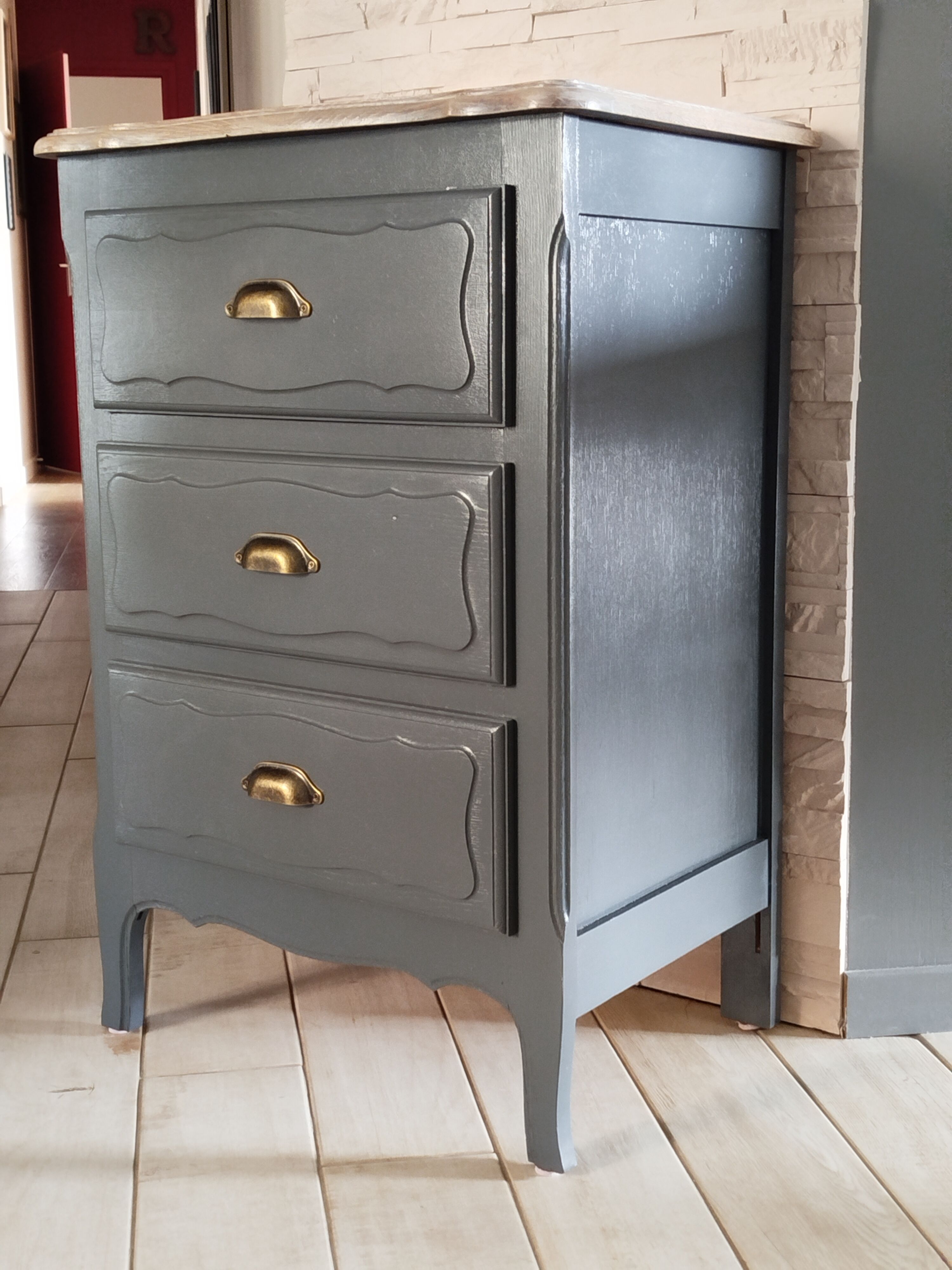 Chest of drawers