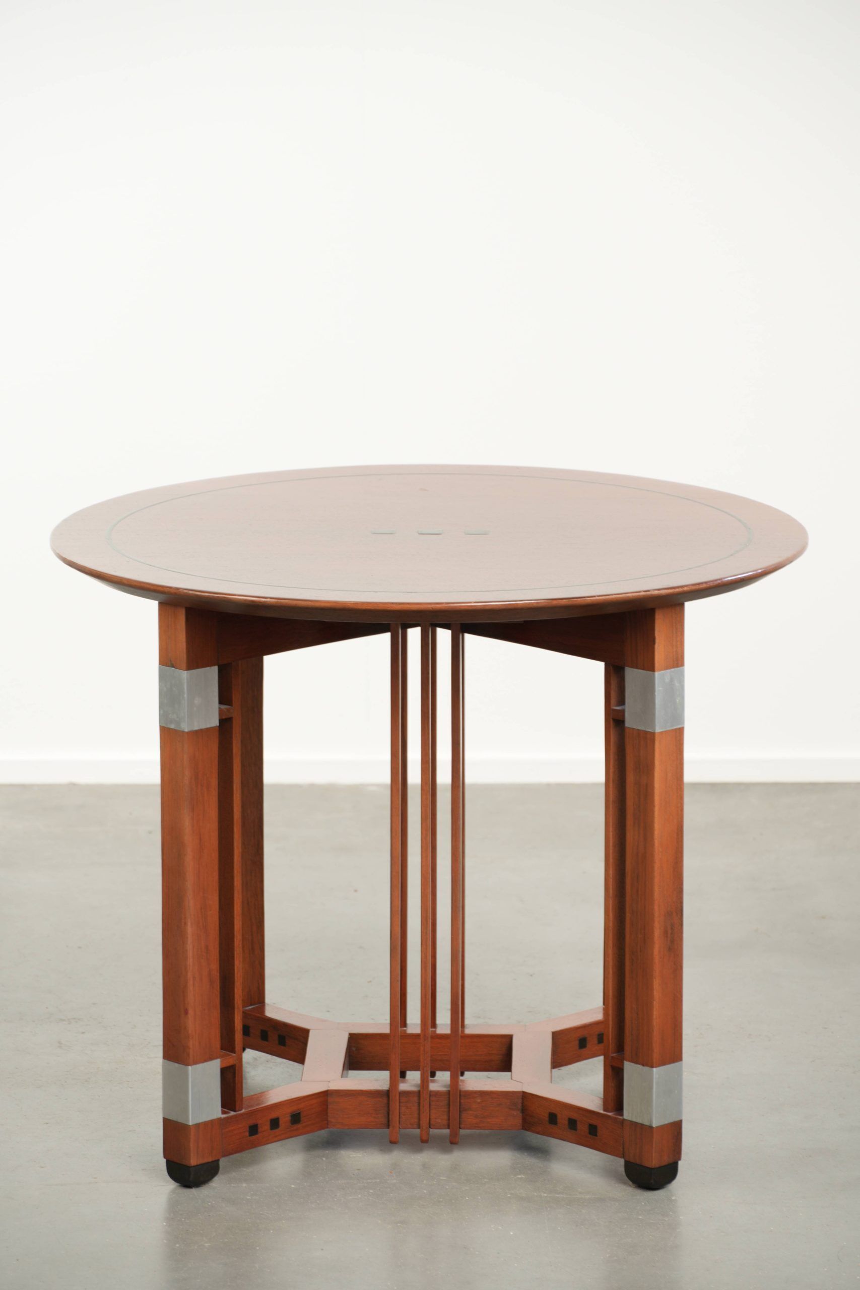 Table d'appoint ronde au design Art Déco