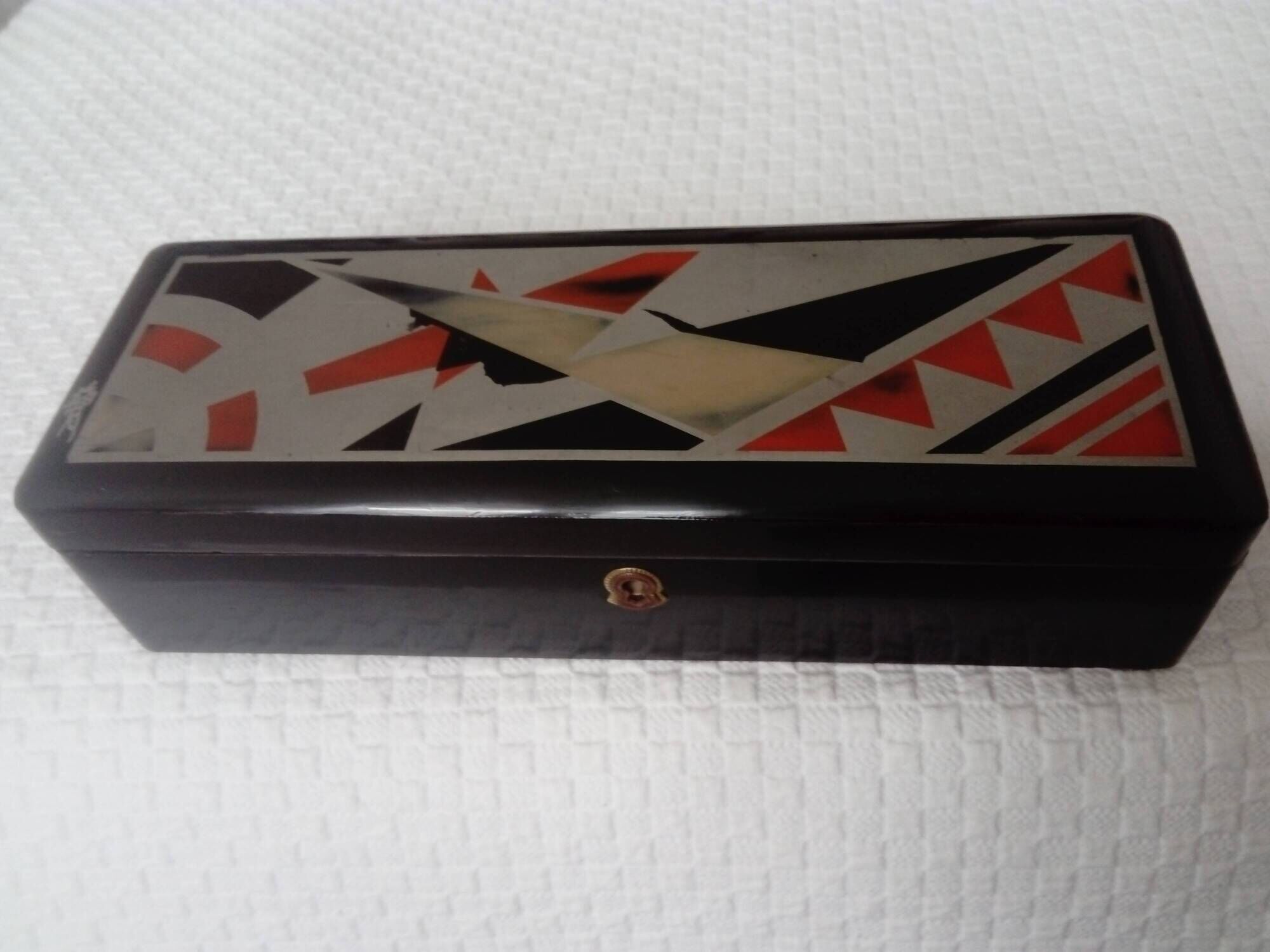 Old lacquered wooden glove box/box with Art Deco geometric decoration. Japan