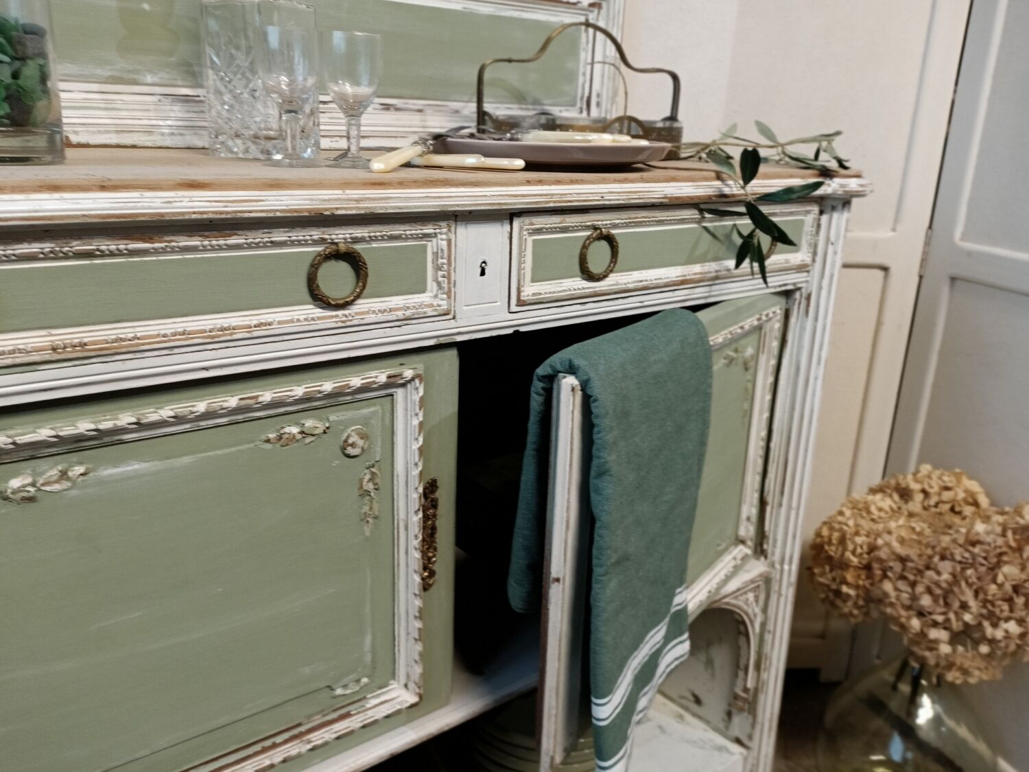 Patinated buffet service