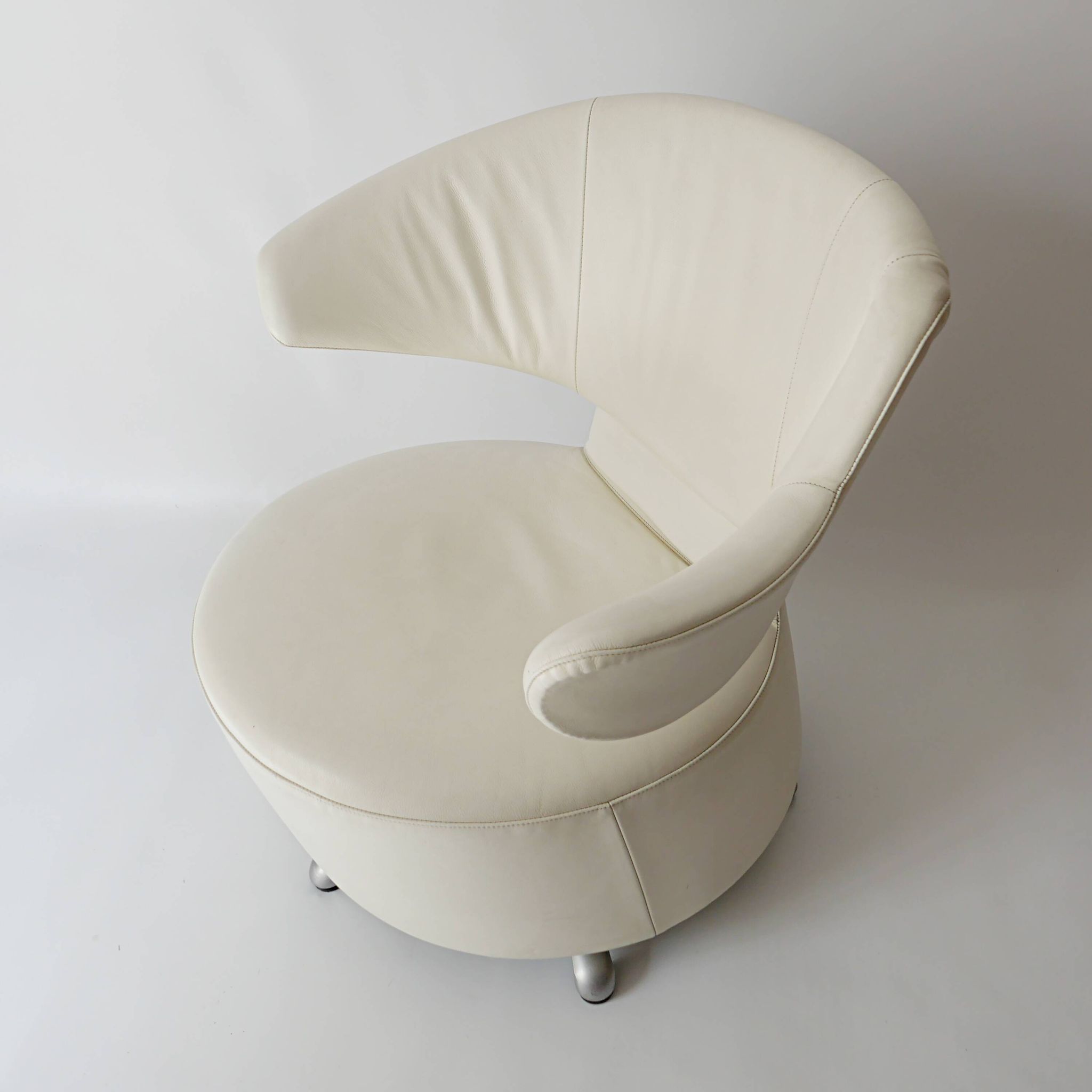 Canta and Aki swivel chairs in leather by Toshiyuki Kita for Cassina
