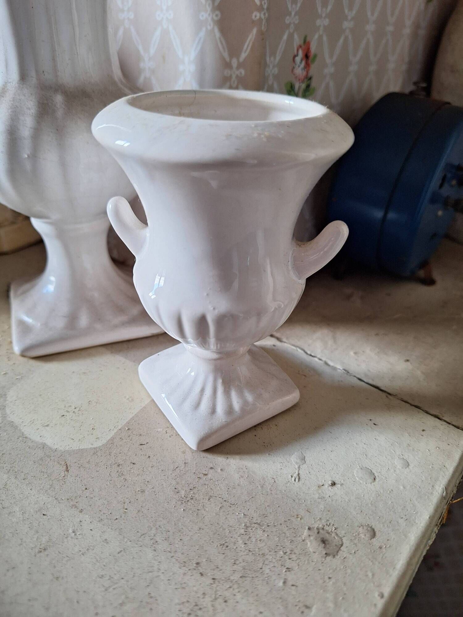 Set of 2 footed vases, 18 cm high and 10 cm high amphora.
