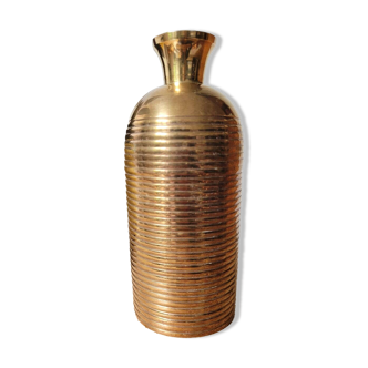 Vase en laiton strié d'anneaux