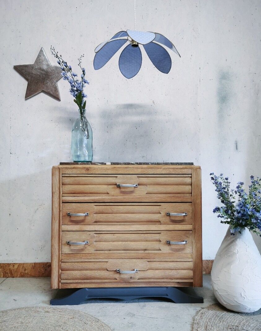 Chest of drawers in wooden foot mustache