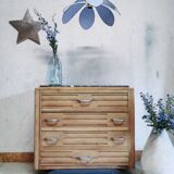 Chest of drawers in wooden foot mustache