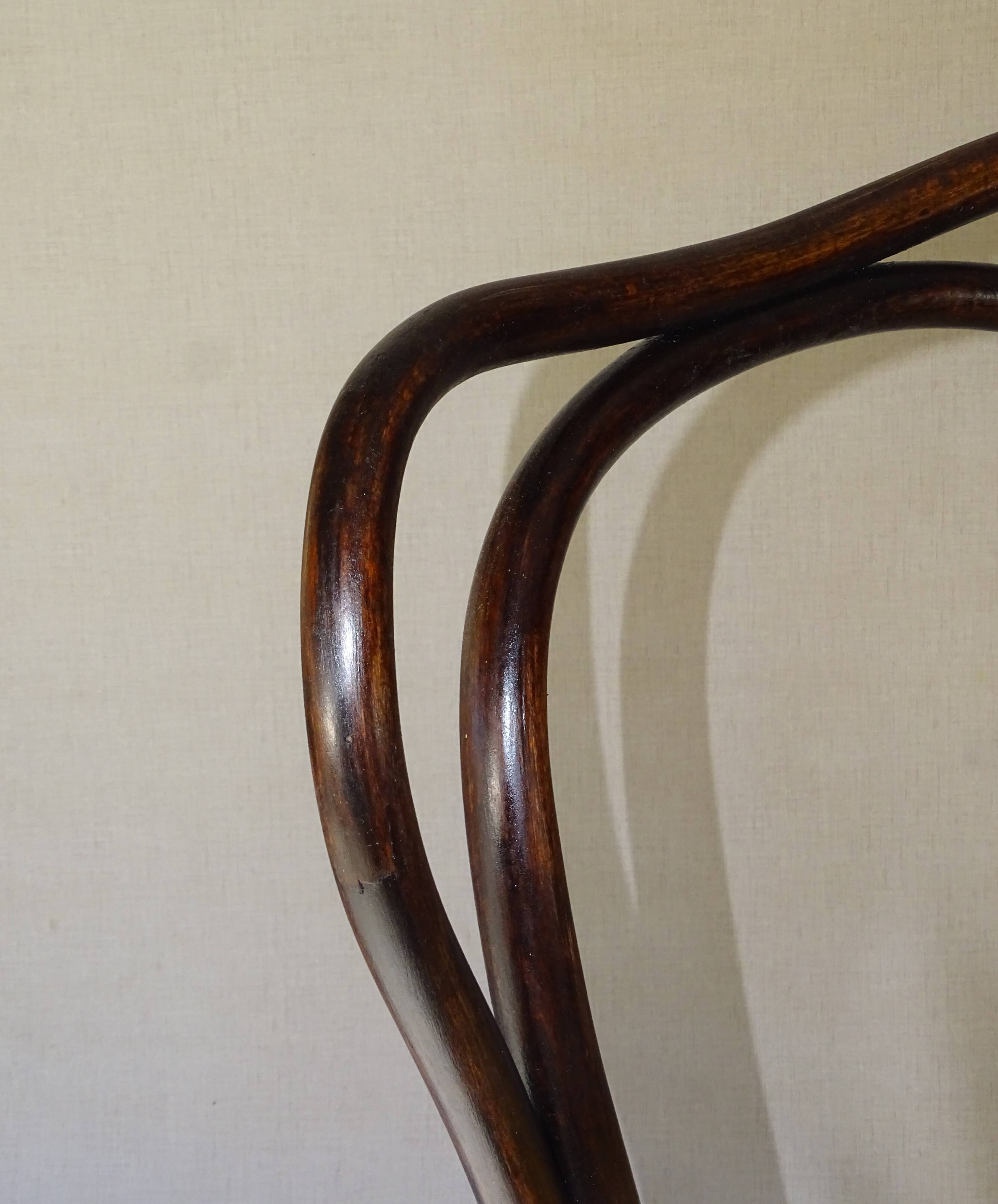 Deux chaises KOHN N°55 de Ca. 1900 cannées, teinte acajou américain.