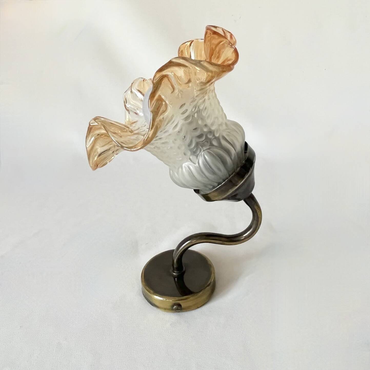 Applique murale col de cygne vintage en laiton et tulipe opaline fleur