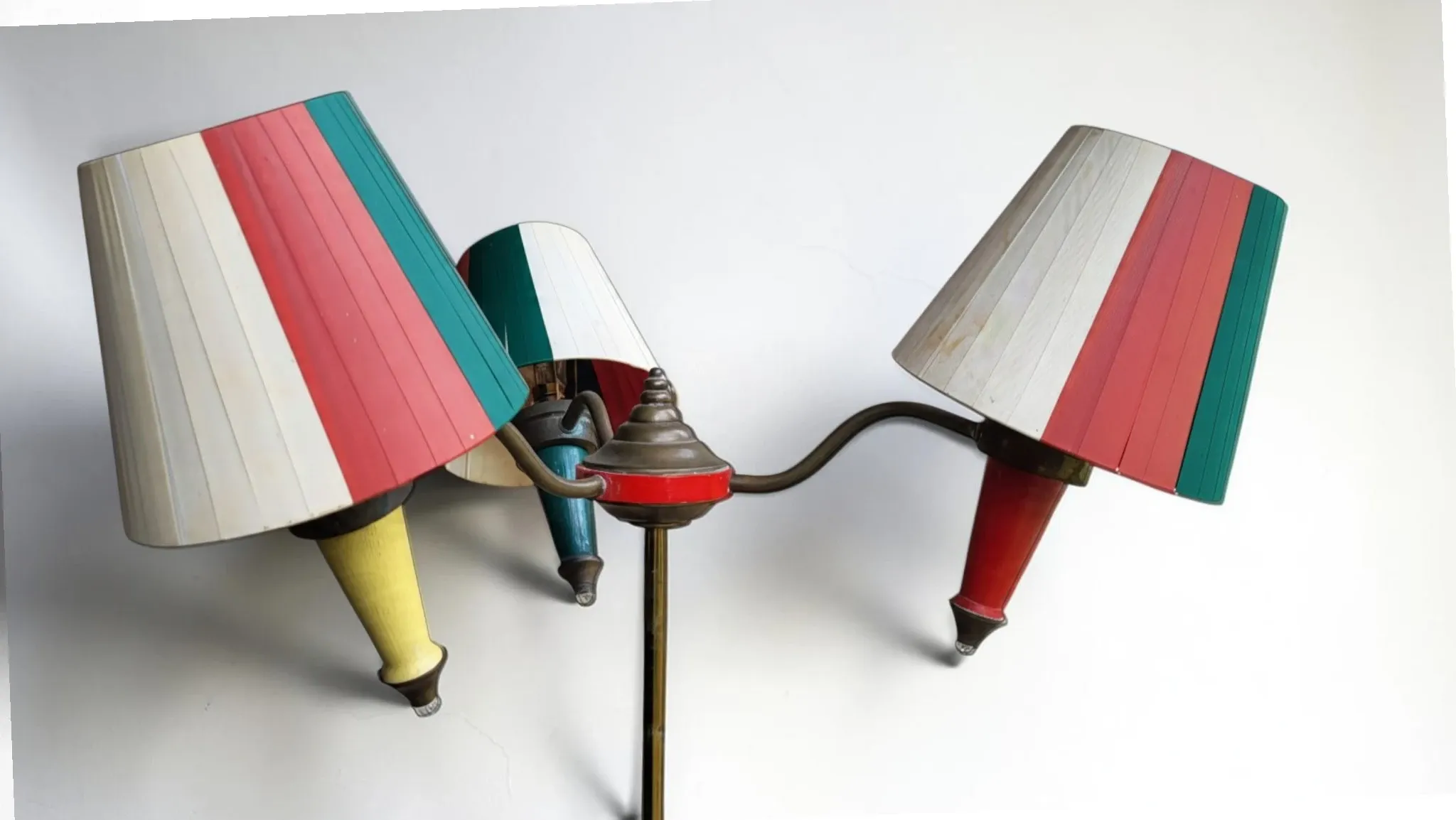 Tripod floor lamp in oak and brass, three lights