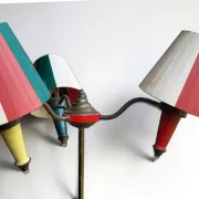 Lampadaire tripode en chêne et laiton, trois lumières