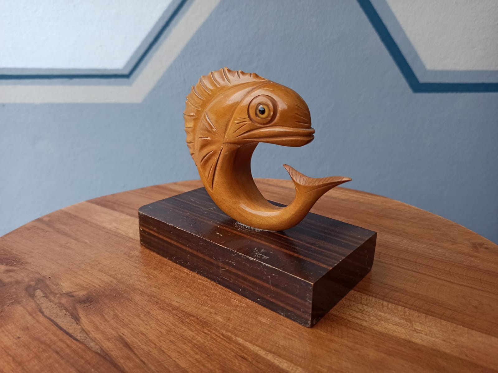 Paire de serre livres en bois sculpté